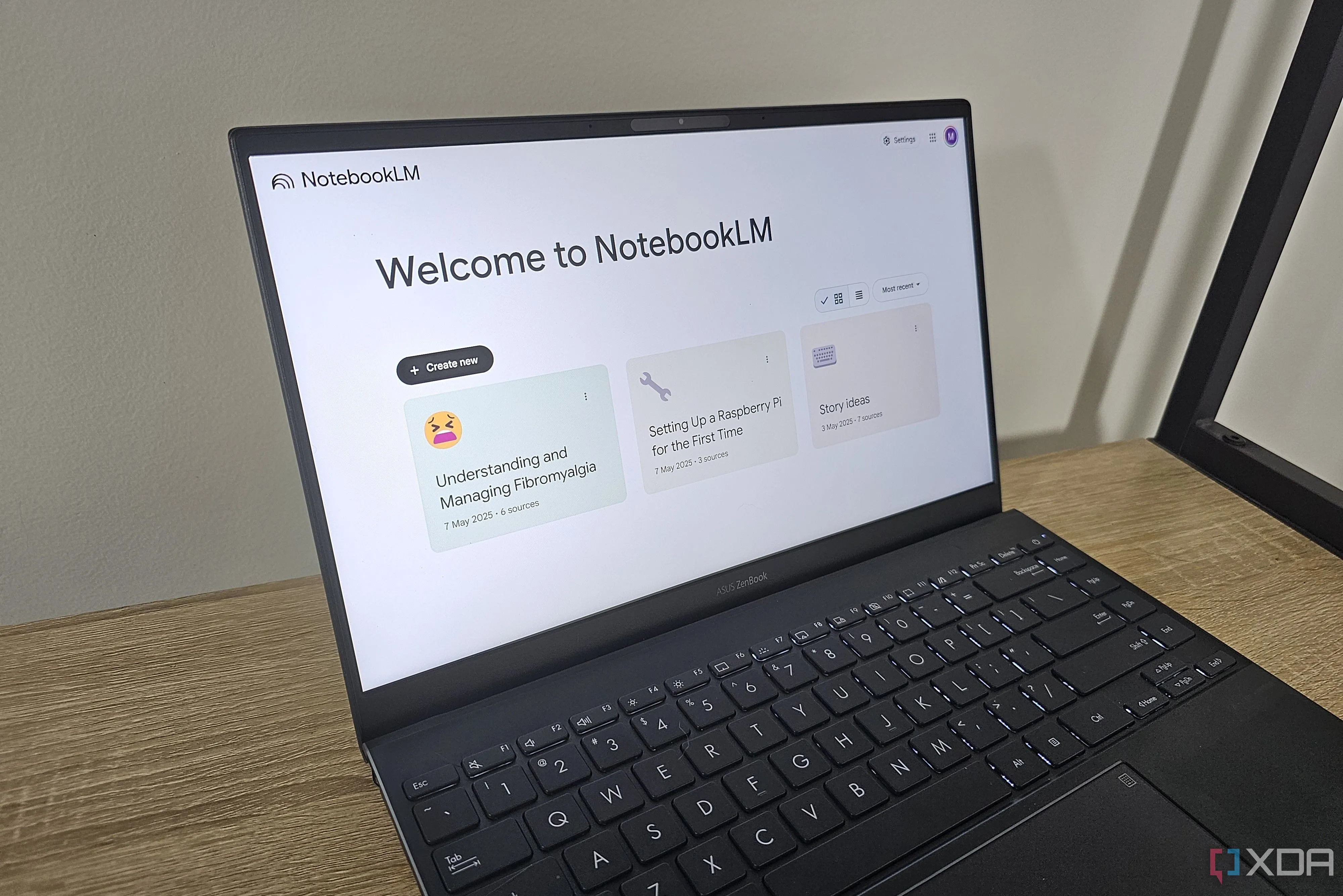 Giao diện NotebookLM trên màn hình laptop, minh họa công cụ ghi chú AI