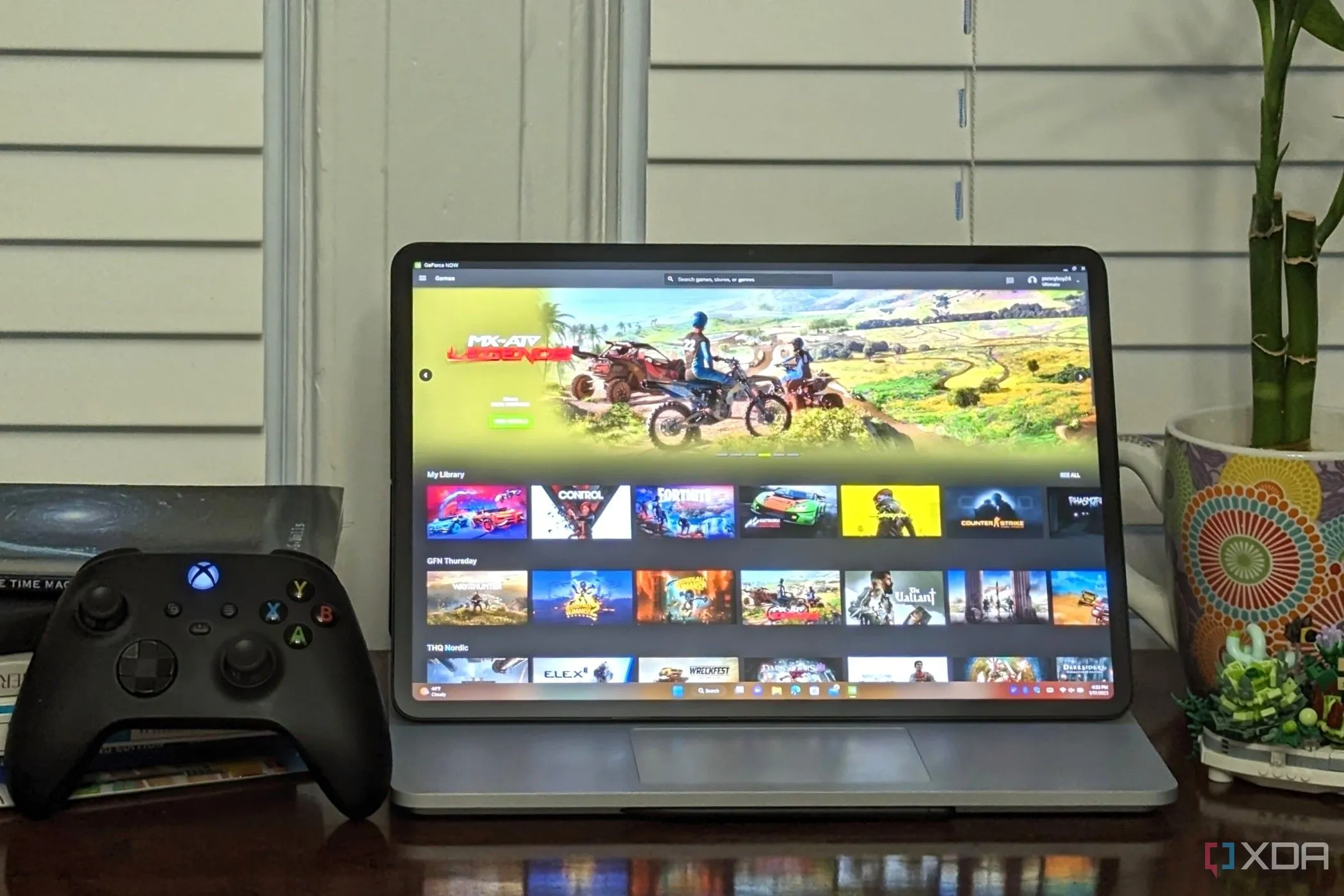 Giao diện Nvidia GeForce Now Ultimate trên laptop cùng tay cầm Xbox
