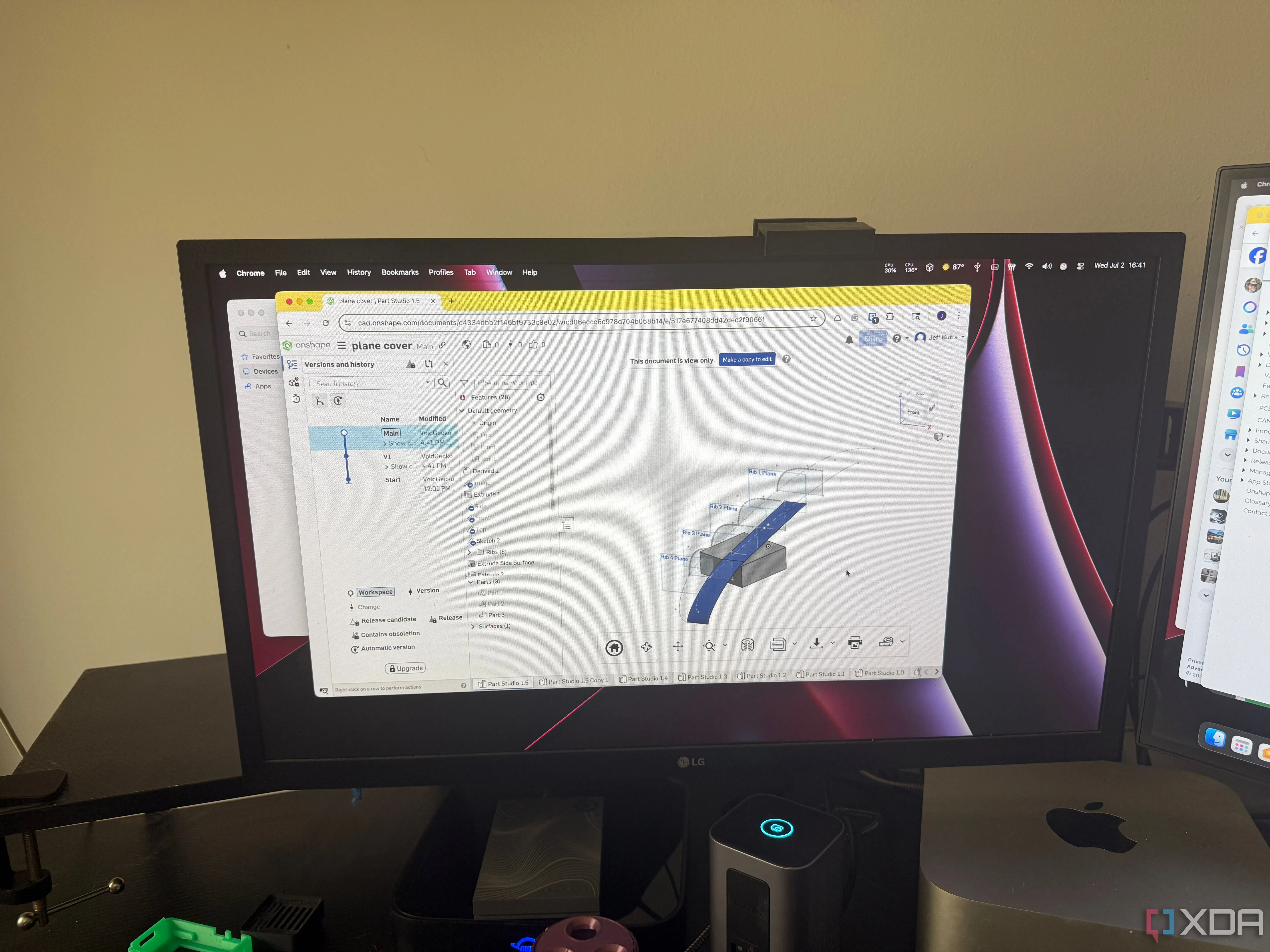 Giao diện Onshape chạy trên trình duyệt web hiển thị mô hình 3D đang được chỉnh sửa, minh họa khả năng làm việc từ mọi nơi