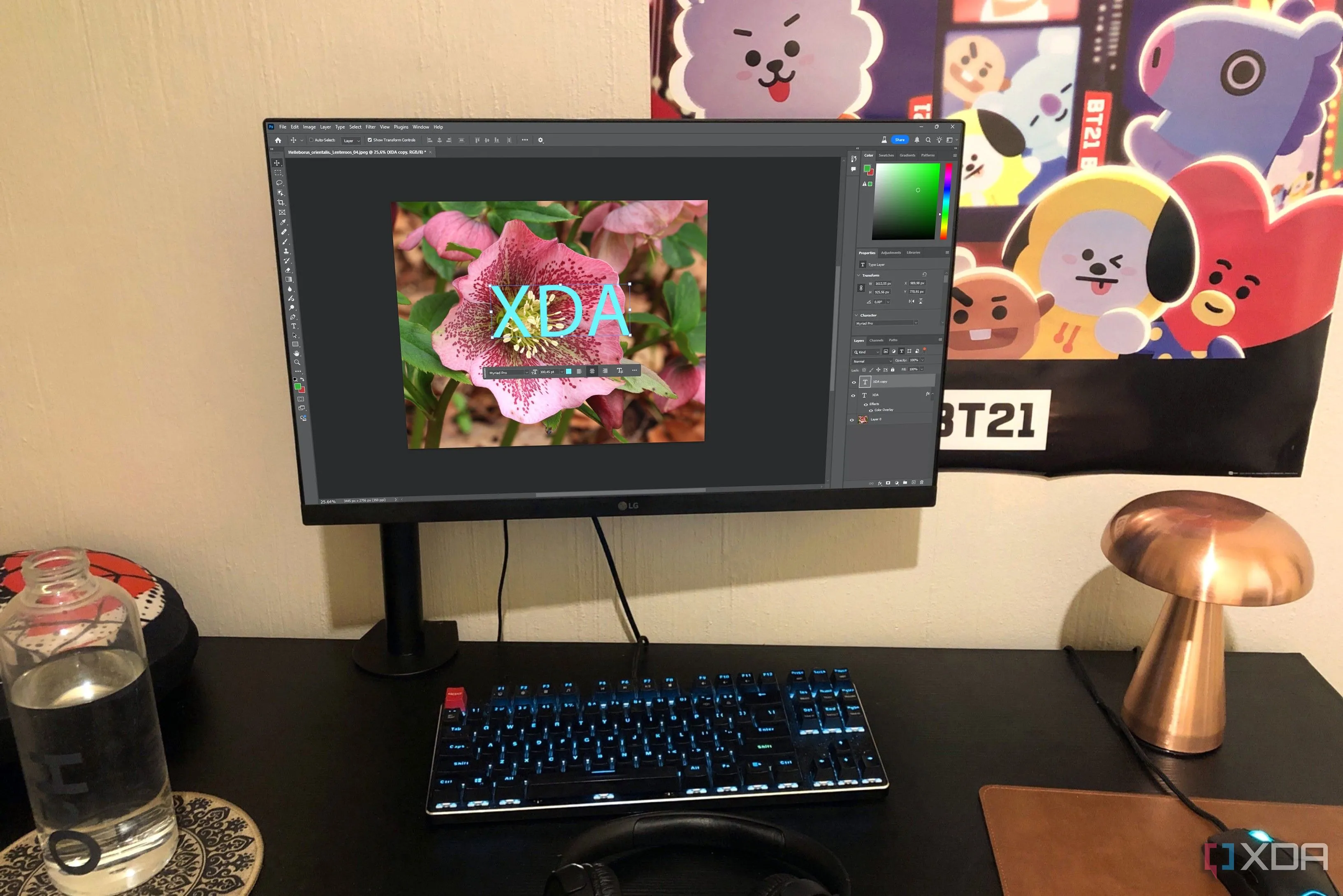 Giao diện Photoshop trên máy tính để bàn, minh họa công việc sáng tạo với phần mềm chuyên nghiệp