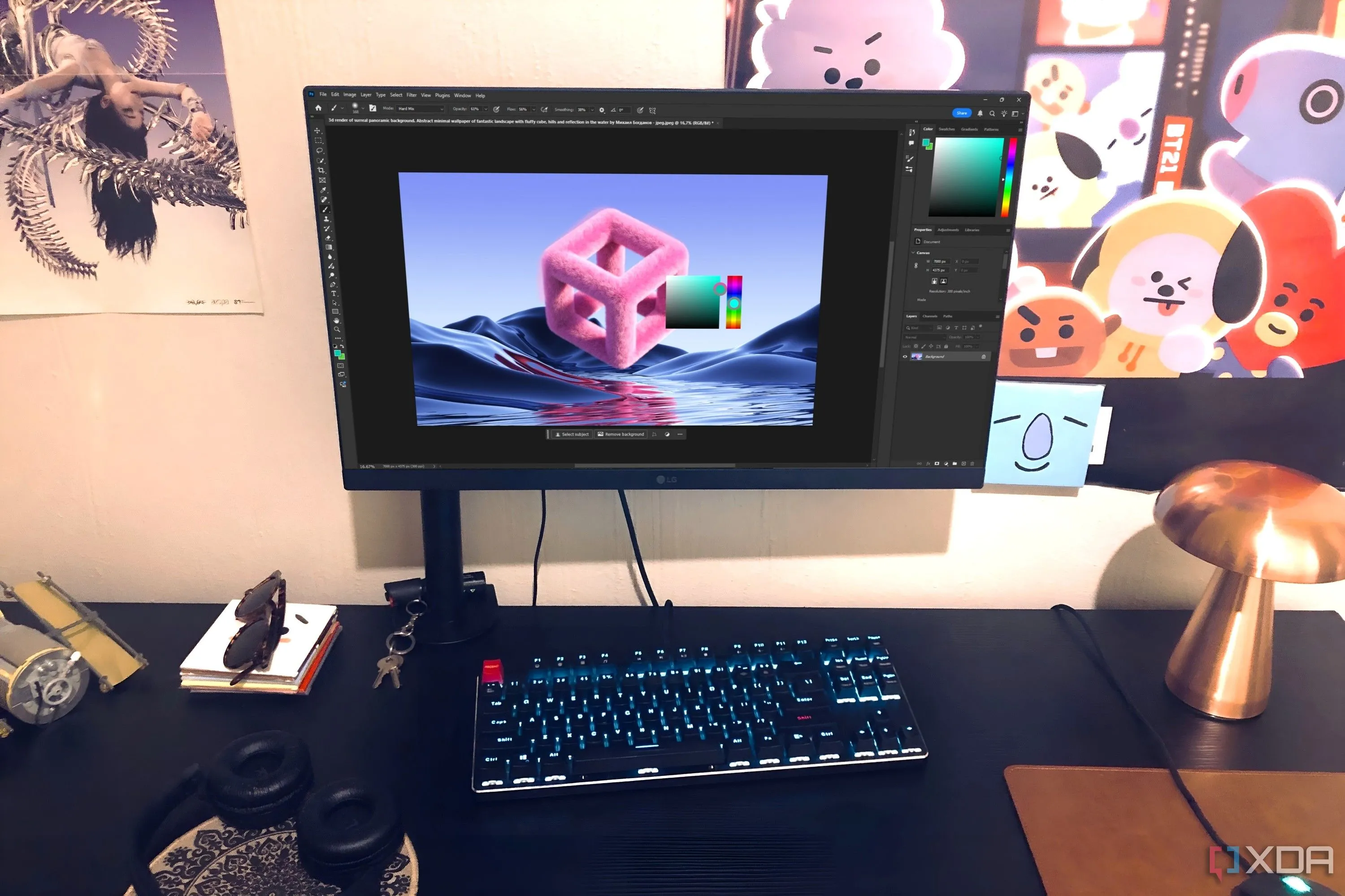 Giao diện Photoshop trên máy tính để bàn, với hình ảnh poster, đèn và tai nghe xung quanh, nhấn mạnh ứng dụng desktop truyền thống