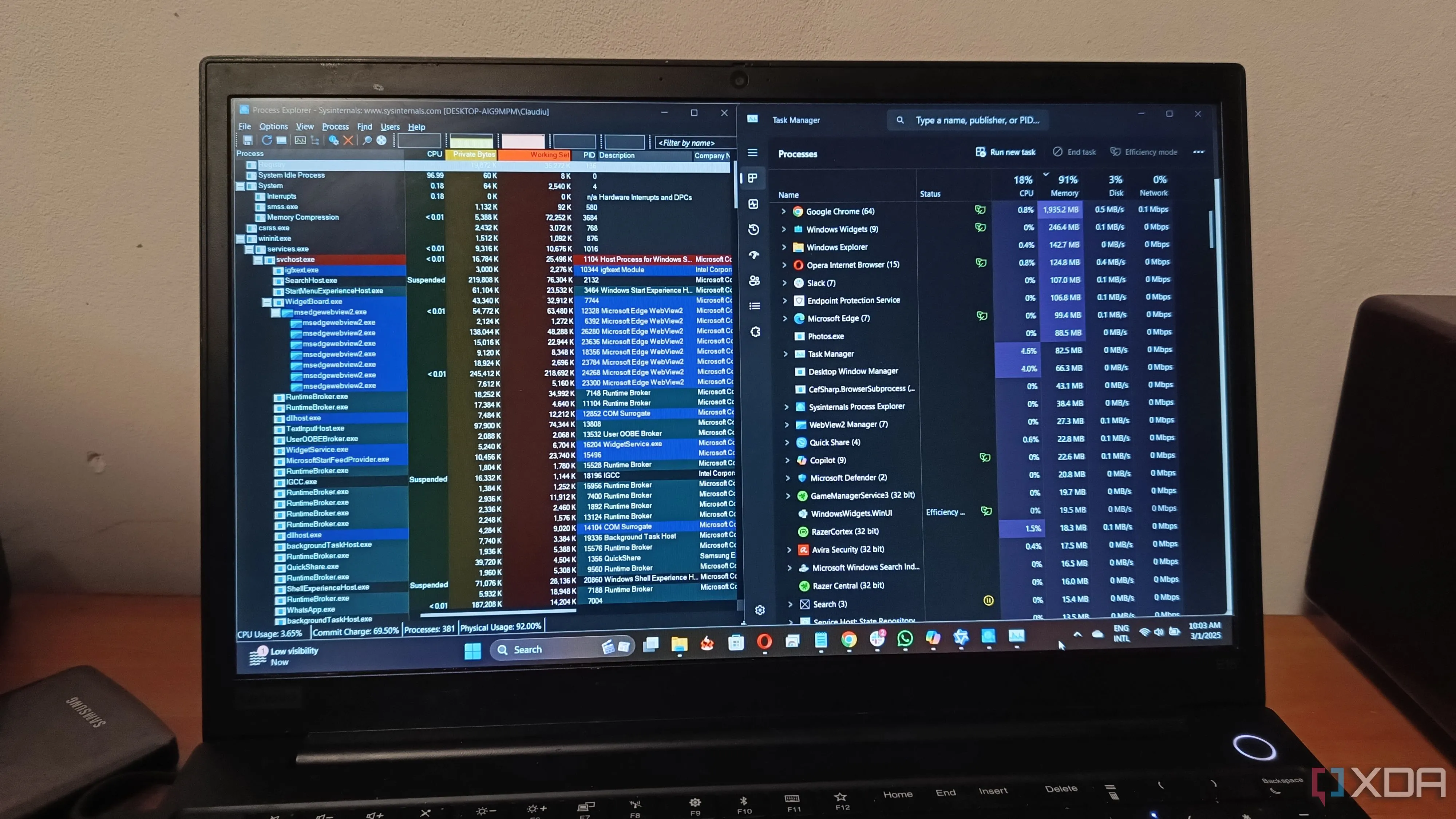 Giao diện Process Explorer và Task Manager cạnh nhau trên Windows 11