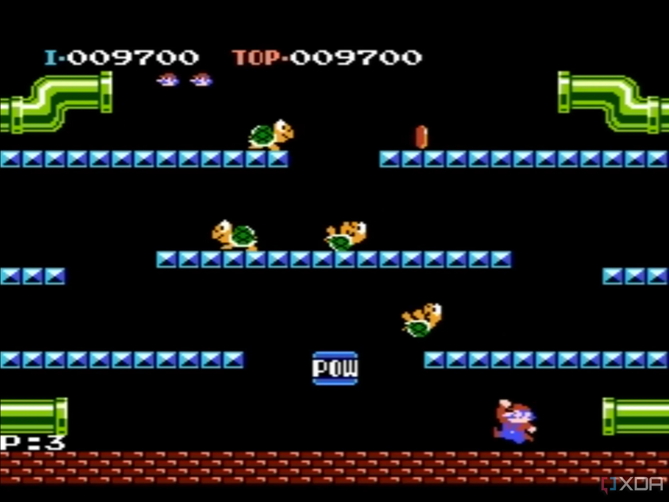 Giao diện quen thuộc của Mario Bros Classic Series trên NES với Mario và Luigi chiến đấu với kẻ thù