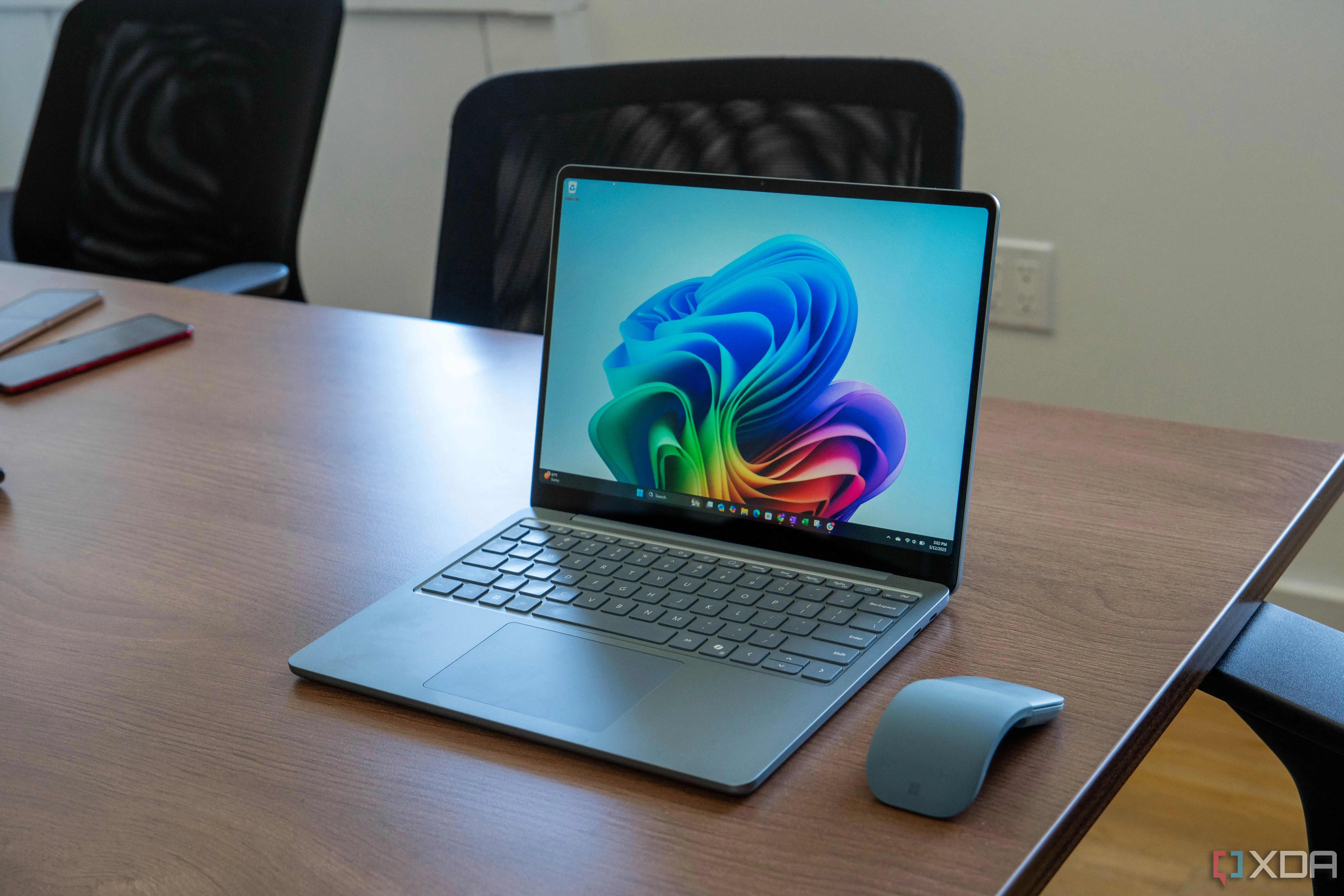 Giao diện Surface Laptop 13 inch chạy Windows, liên tưởng đến chính sách cập nhật của Microsoft.