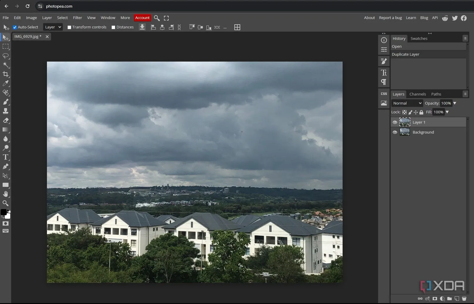 Giao diện trình chỉnh sửa ảnh Photopea trên trình duyệt hiển thị hình ảnh phong cảnh thành phố