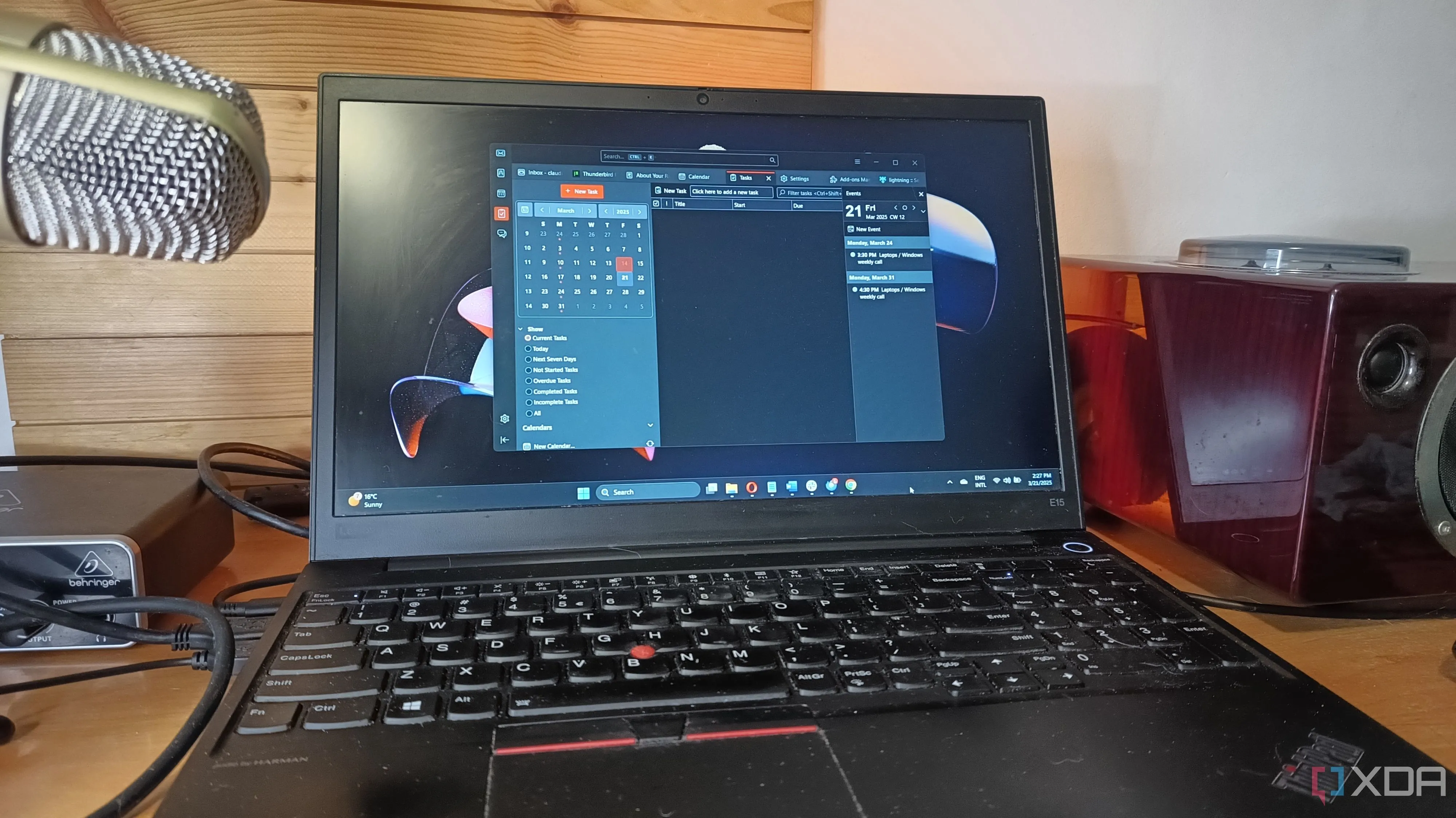 Giao diện ứng dụng email Thunderbird đang chạy trên laptop Windows 11