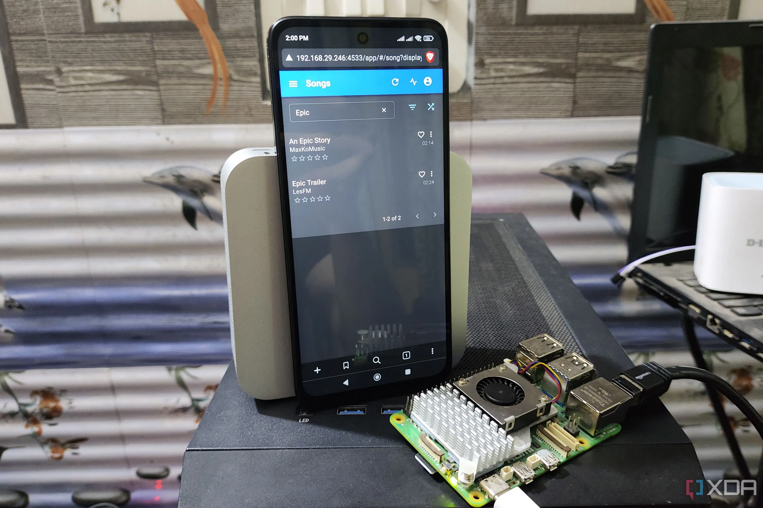 Giao diện web Navidrome đang chạy trên điện thoại Poco M6 Pro, bên cạnh bo mạch Raspberry Pi 5