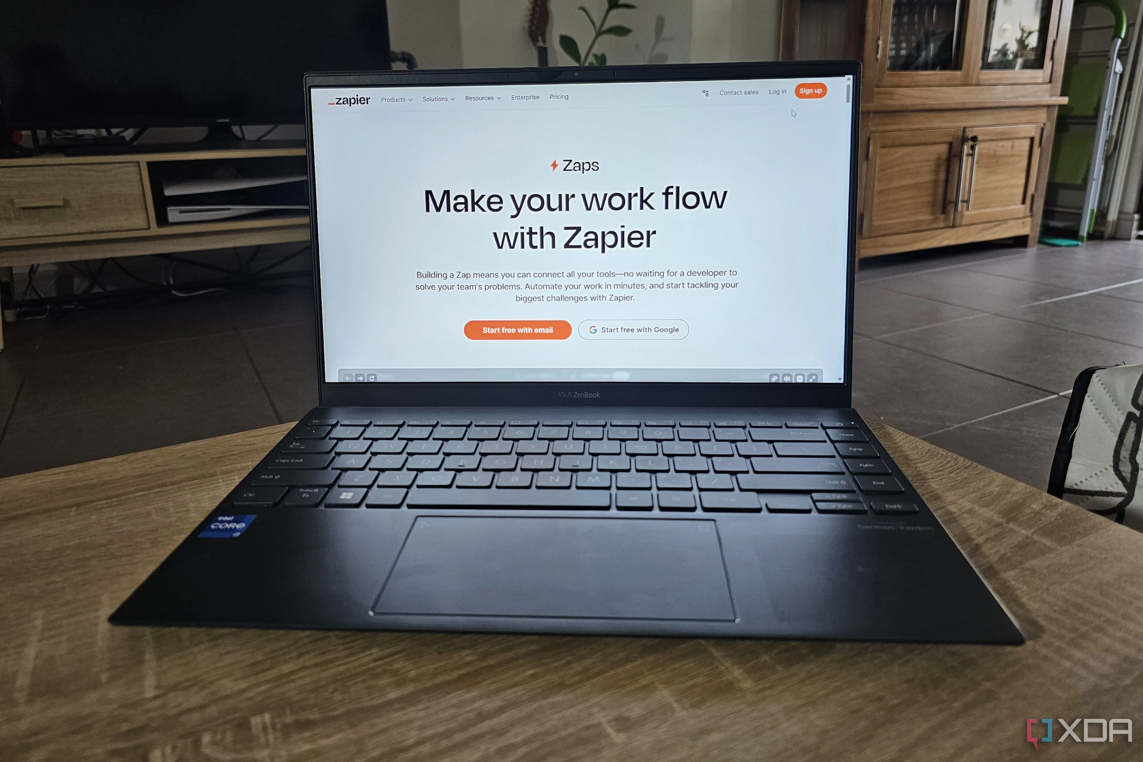 Giao diện website Zapier trên màn hình laptop, minh họa khả năng tích hợp ứng dụng