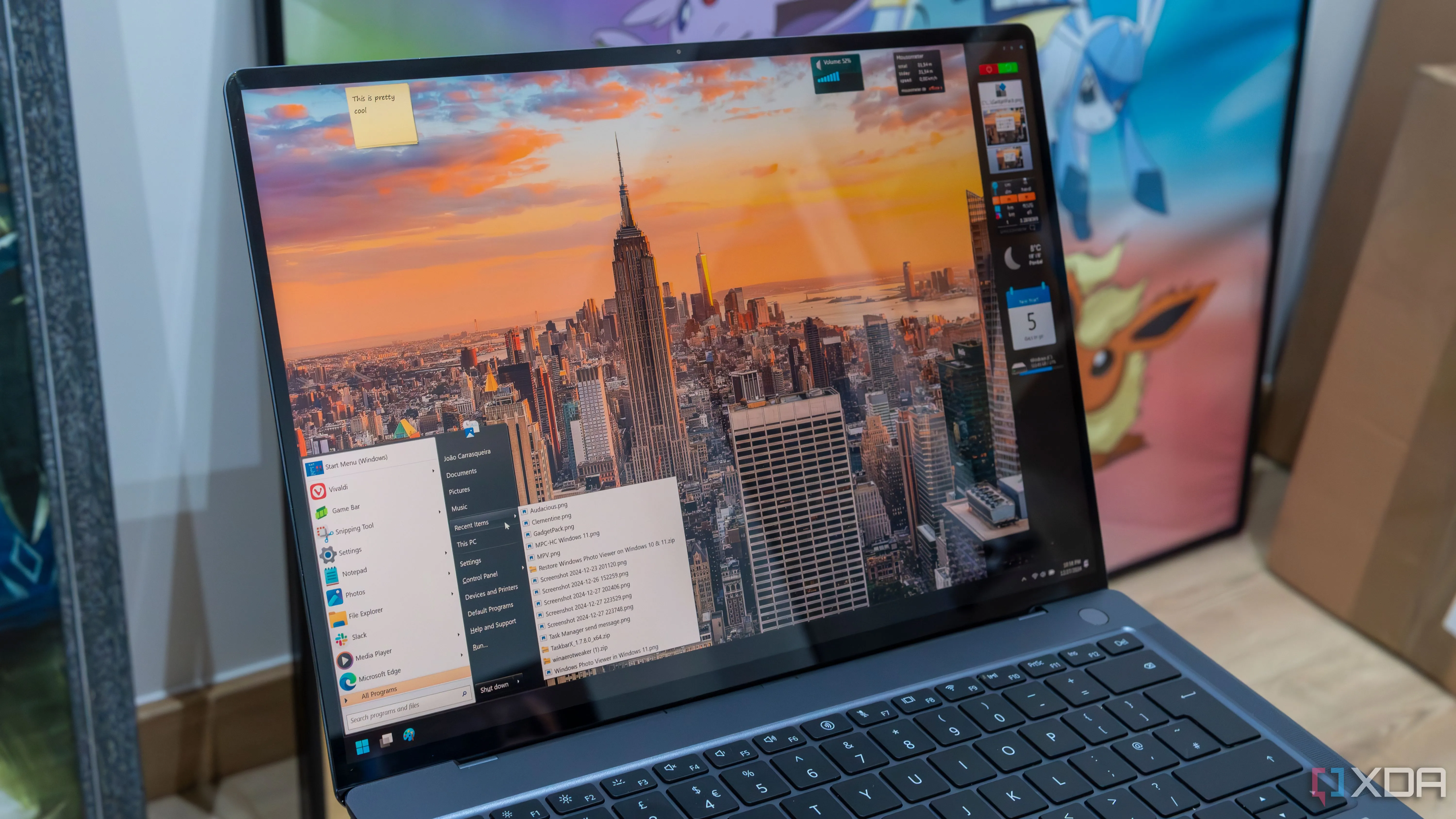 Giao diện Windows 11 tùy chỉnh với widget và menu Start kiểu Windows 7
