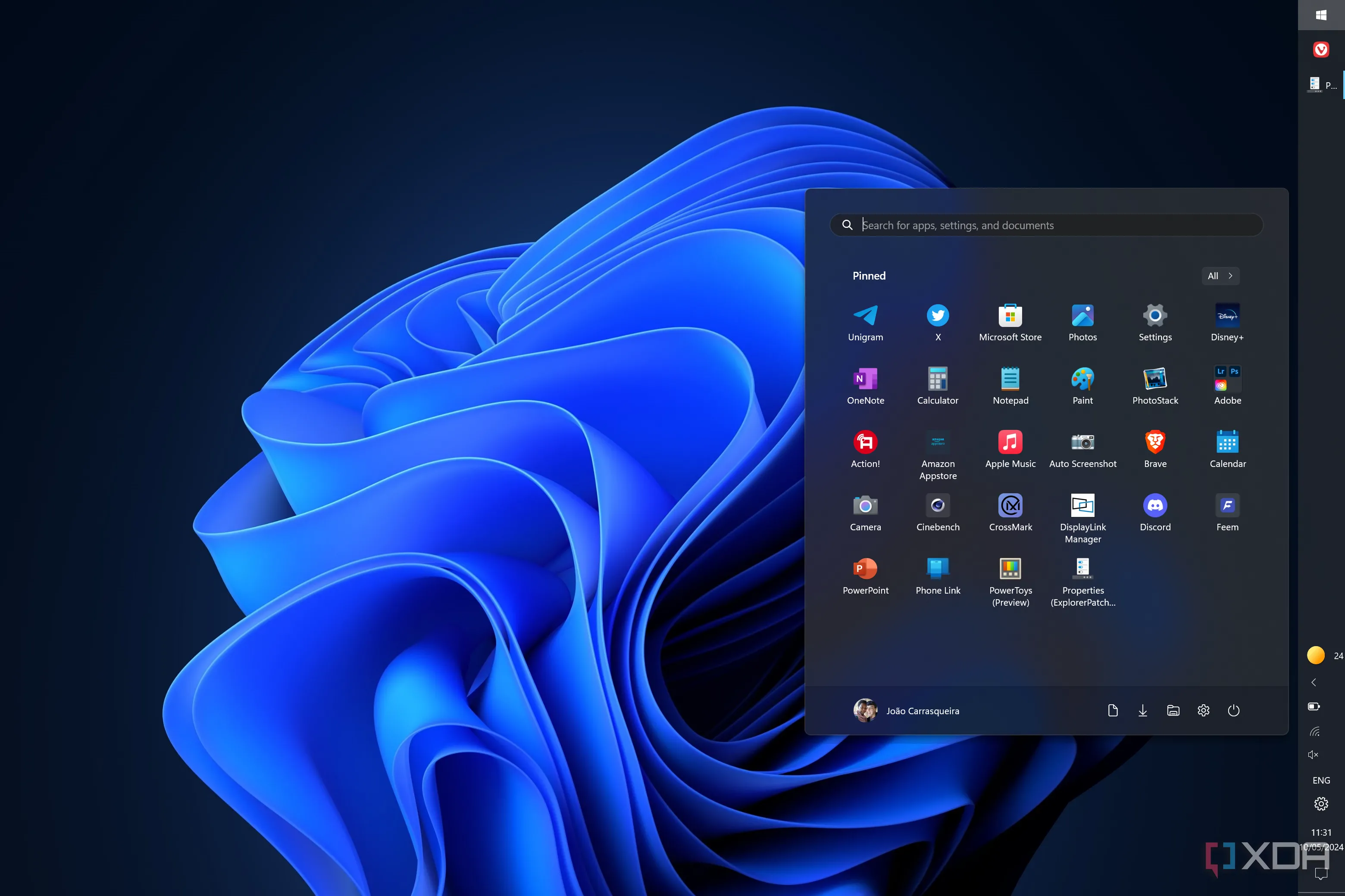 Giao diện Windows 11 với Taskbar được dịch chuyển và Start Menu đã tùy biến bằng ExplorerPatcher
