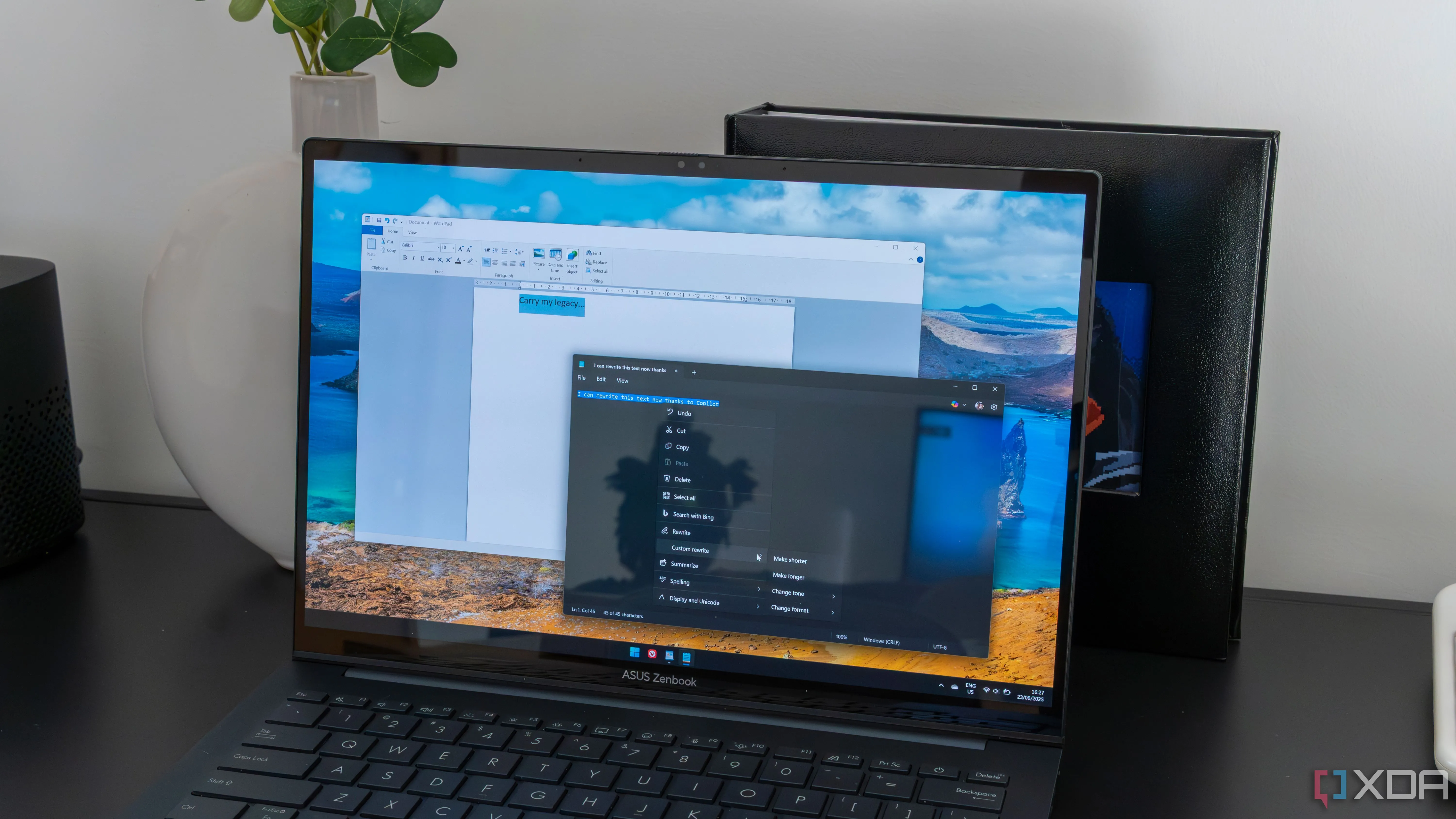 Giao diện Windows 11 với ứng dụng Notepad và WordPad cho thấy trải nghiệm chưa hoàn thiện