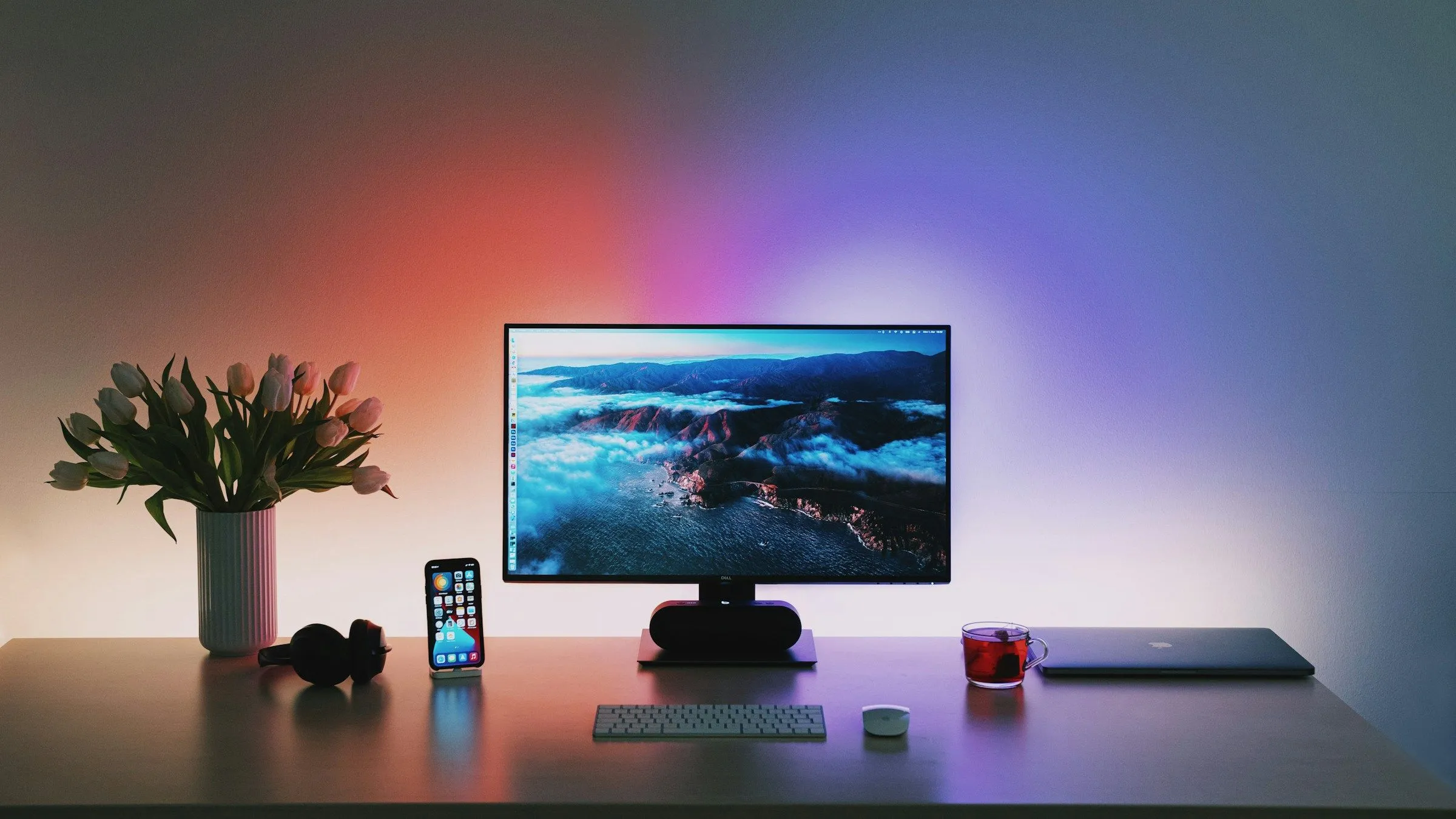 Góc làm việc PC gọn gàng với ánh sáng đèn nền monitor, thể hiện tính thẩm mỹ của việc quản lý cáp