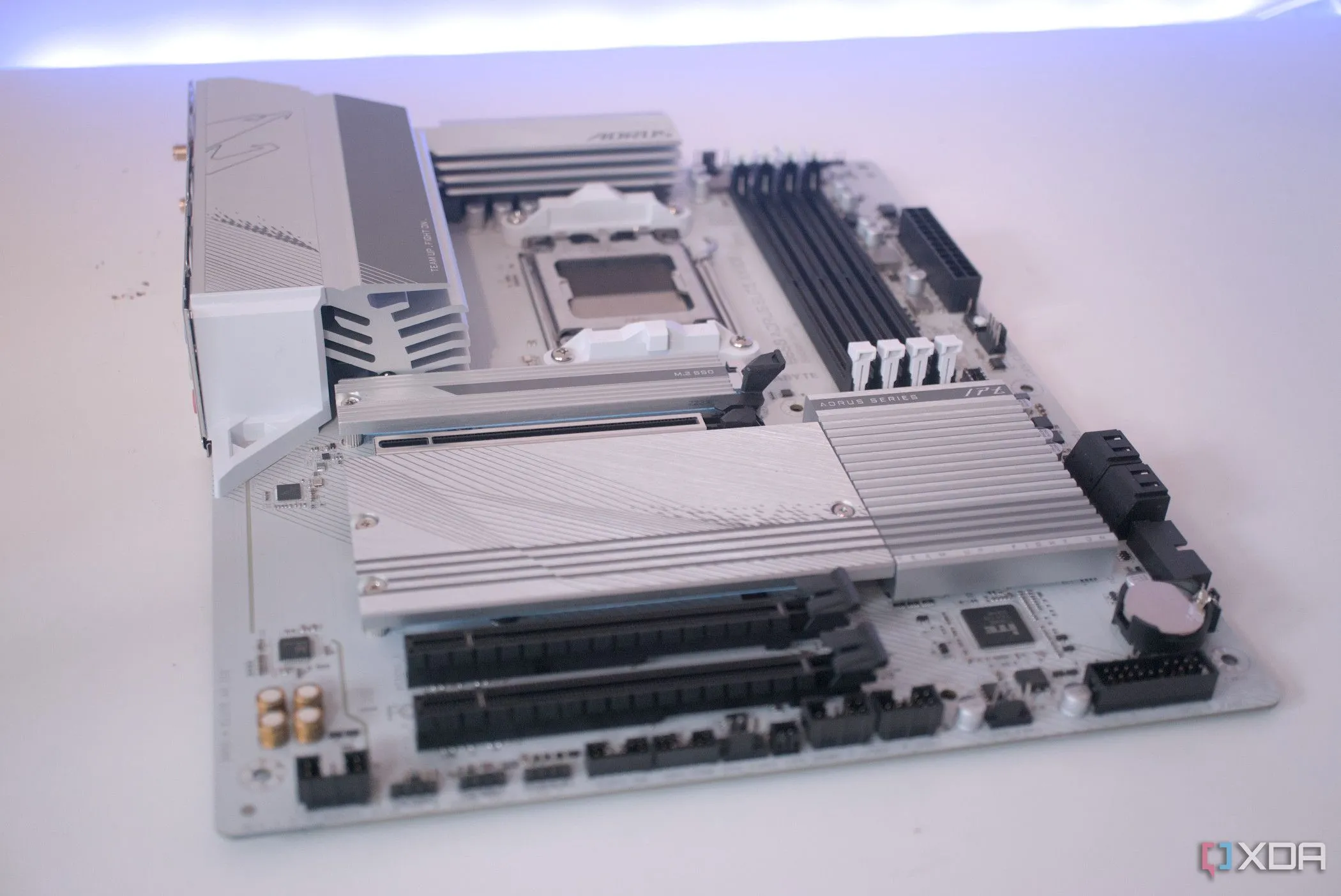 Góc nhìn chi tiết bo mạch chủ Gigabyte B650 Aorus Elite AX ICE