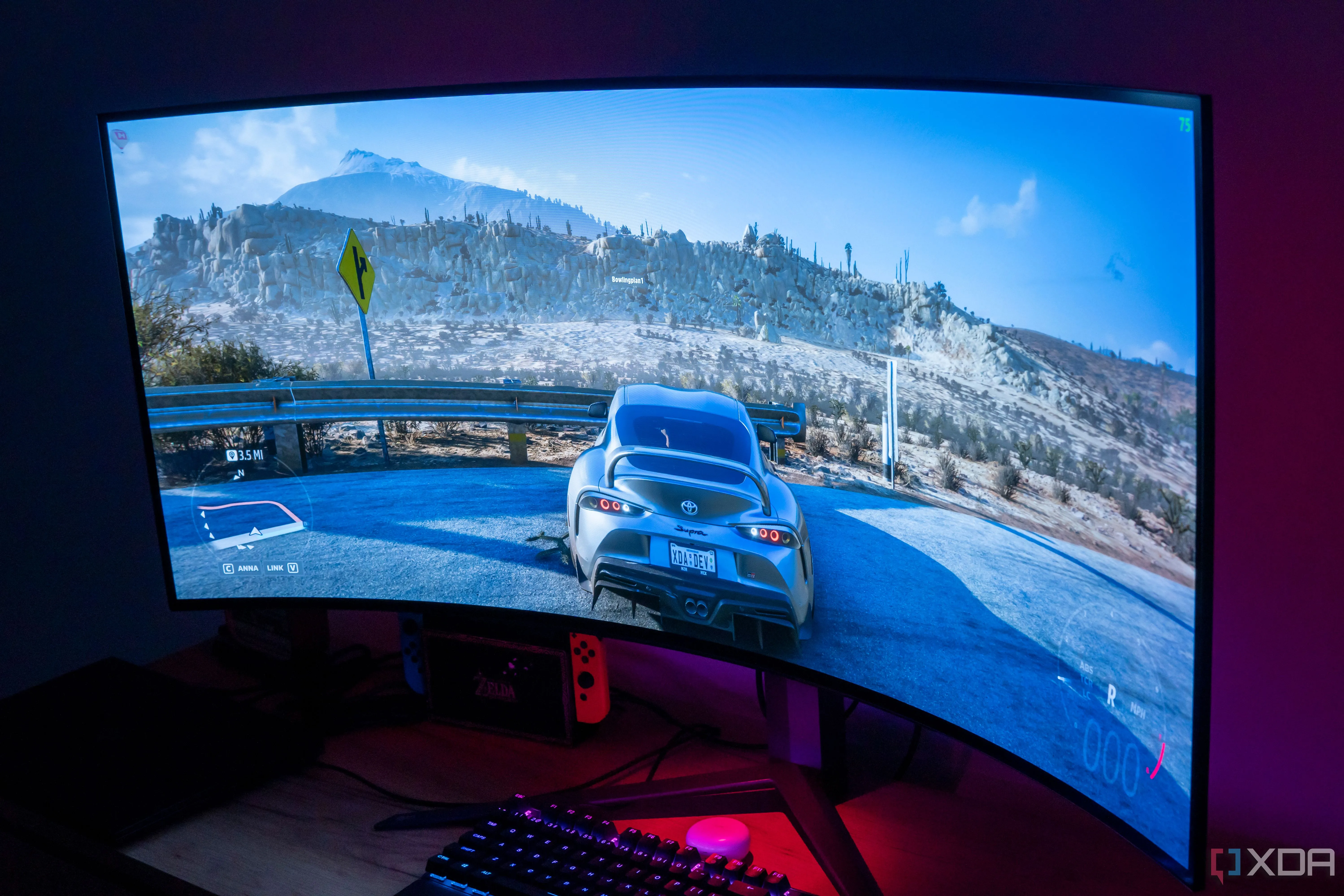 Góc nhìn nghiêng màn hình LG UltraGear 45GR95QE trong phòng tối, hiển thị trò chơi Forza Horizon 5 với đồ họa ấn tượng và màu sắc rực rỡ
