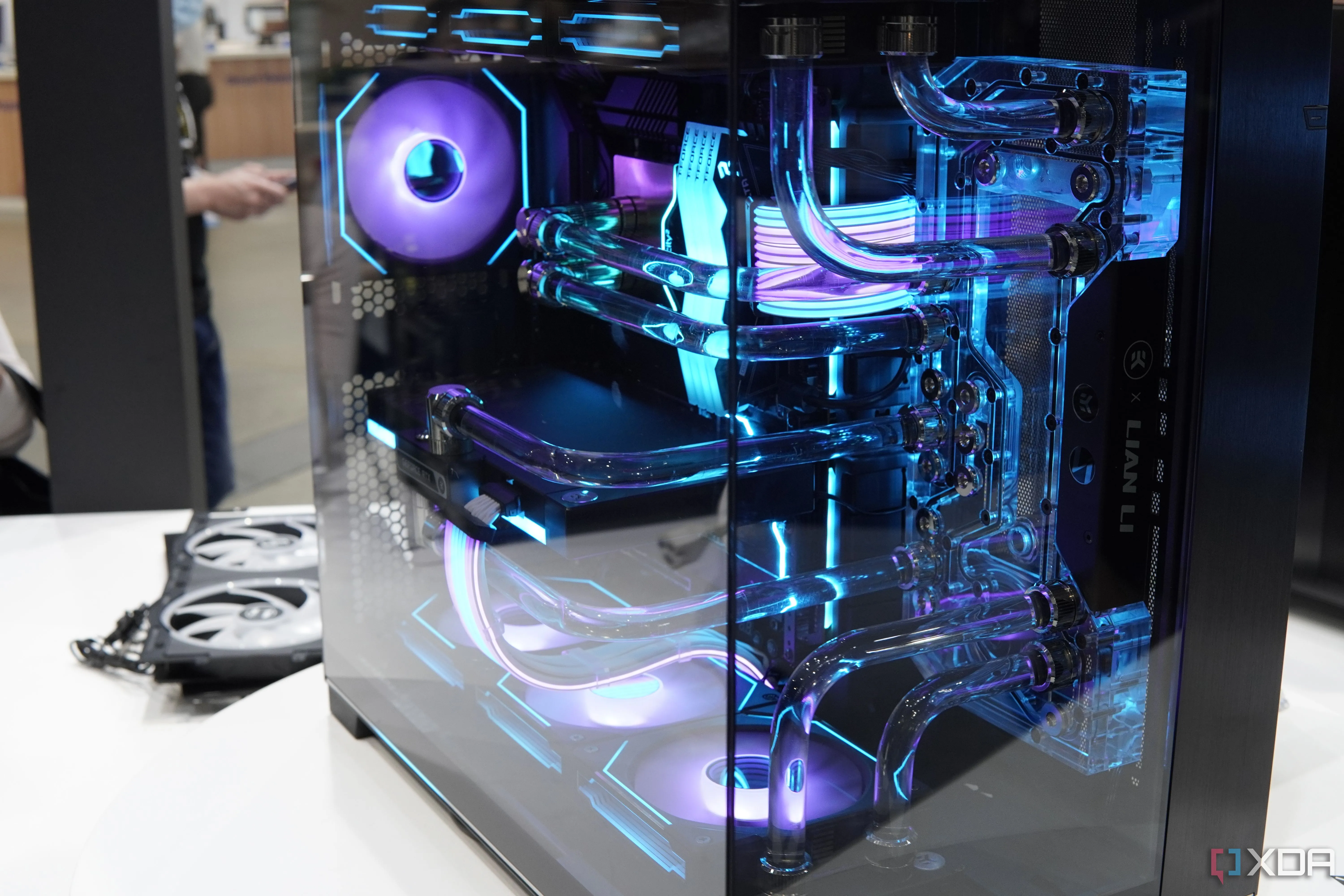 Góc nhìn phía trước của PC được lắp ráp trong vỏ case Lian Li O11D Evo RGB