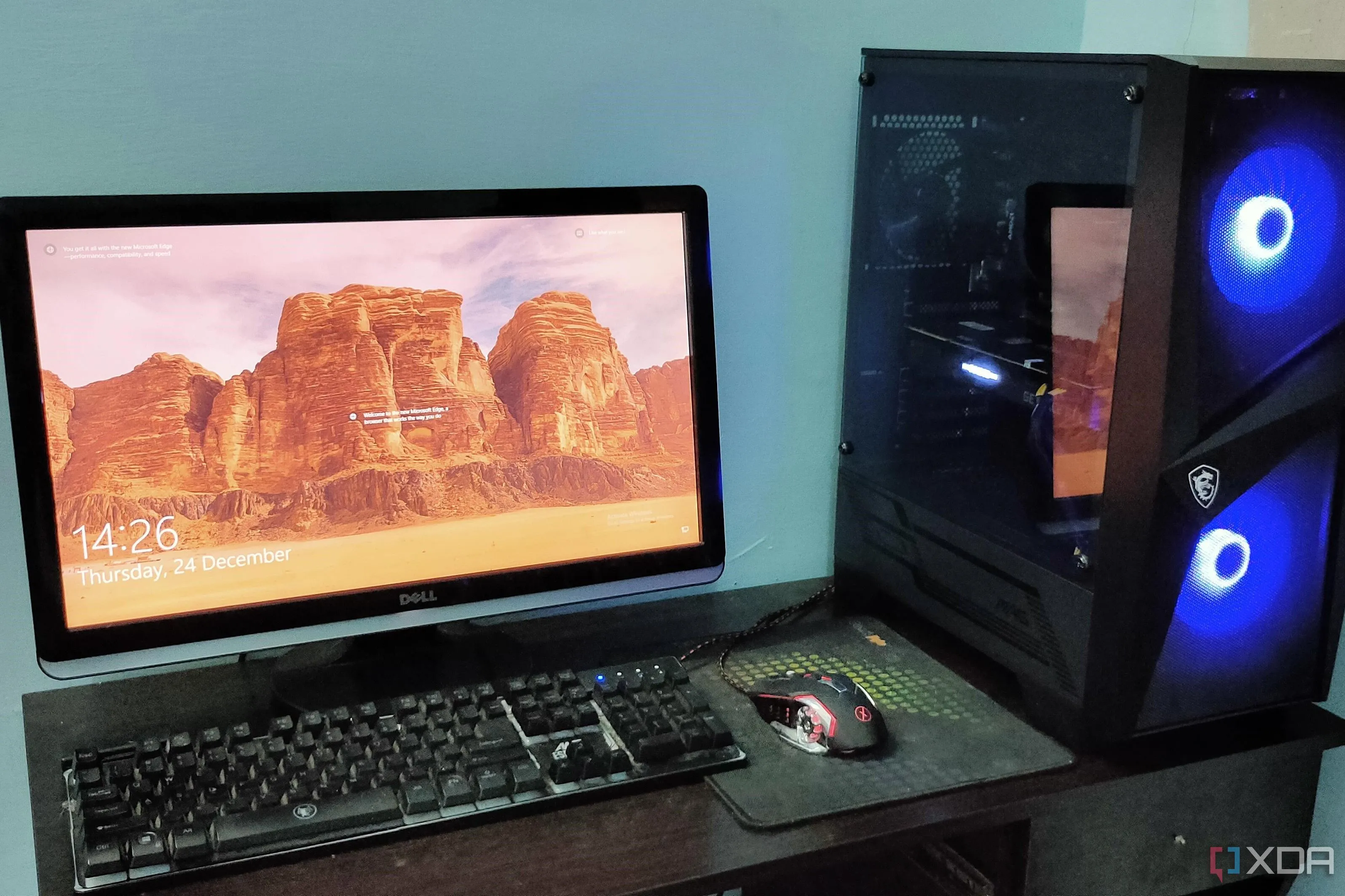 Góc setup máy tính gaming với màn hình kích thước nhỏ và dàn PC