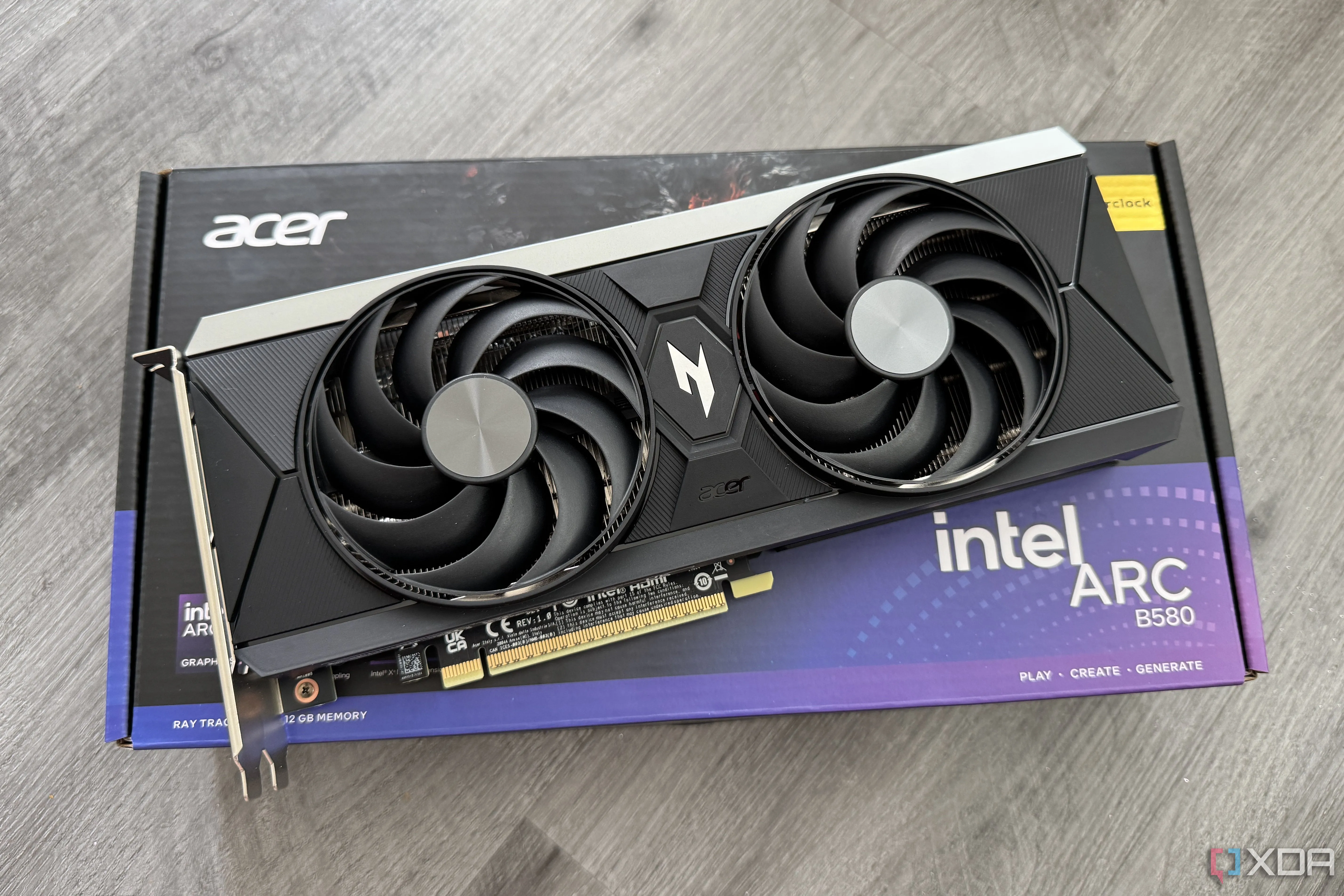 GPU Intel Arc B580 trên hộp sản phẩm, tiền thân của Arc Pro B50 B60