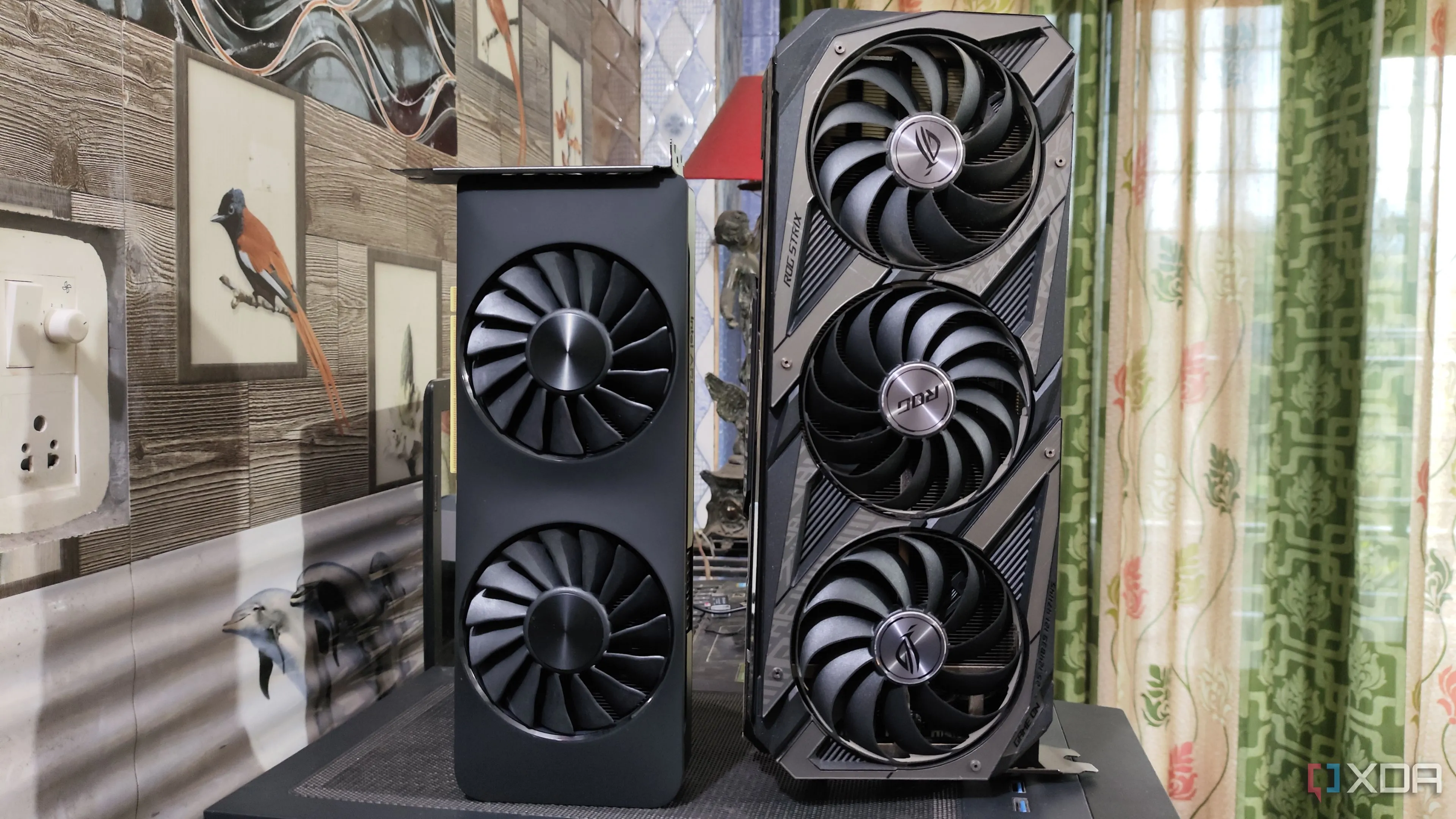 Hai card đồ họa, Intel Arc A750 và ASUS Rog Strix RTX 3080 Ti, minh họa cho việc sử dụng GPU trong các tác vụ AI và chuyển mã video cho home lab