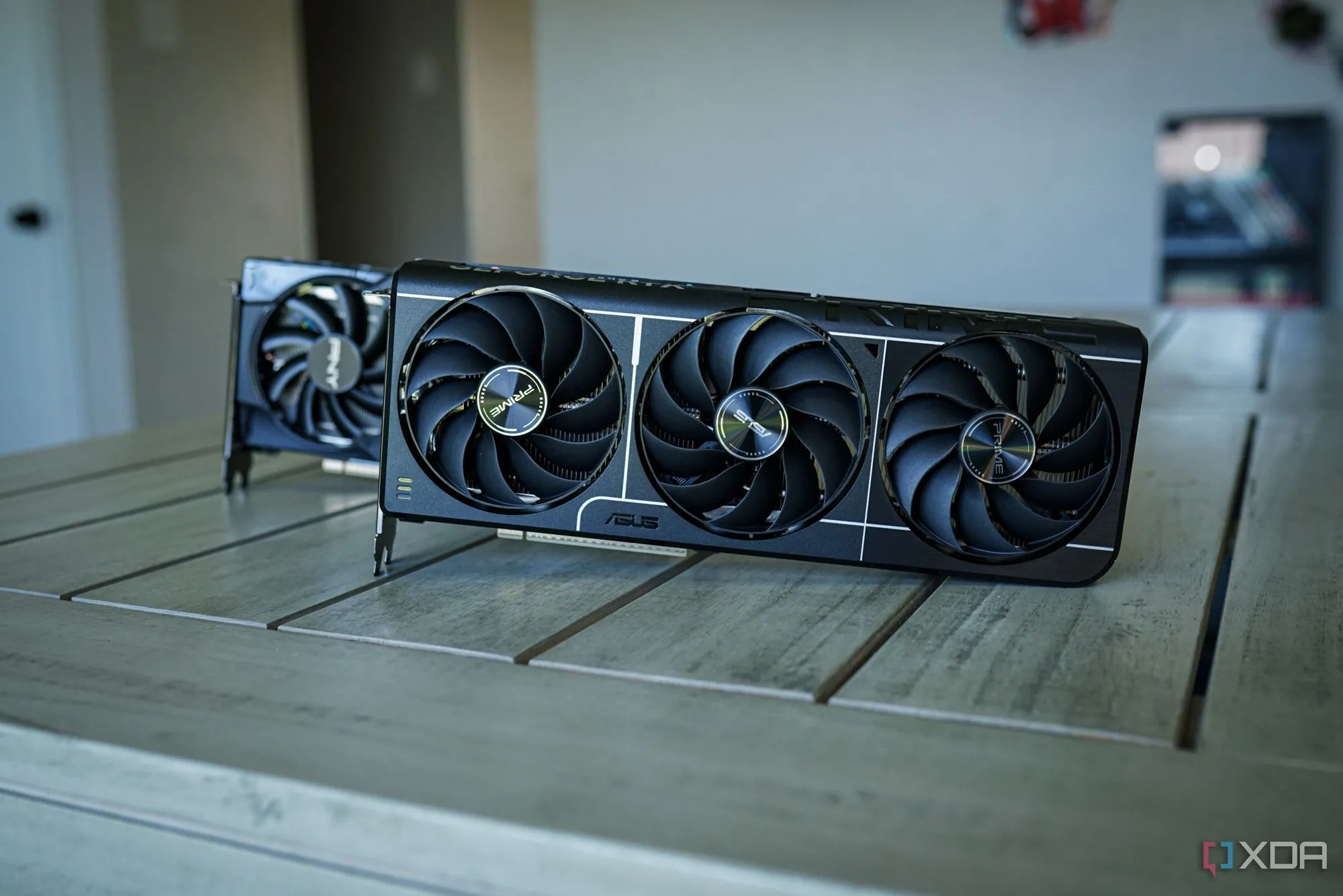 Hai card đồ họa Nvidia GeForce RTX 5060 Ti với sự khác biệt về dung lượng VRAM