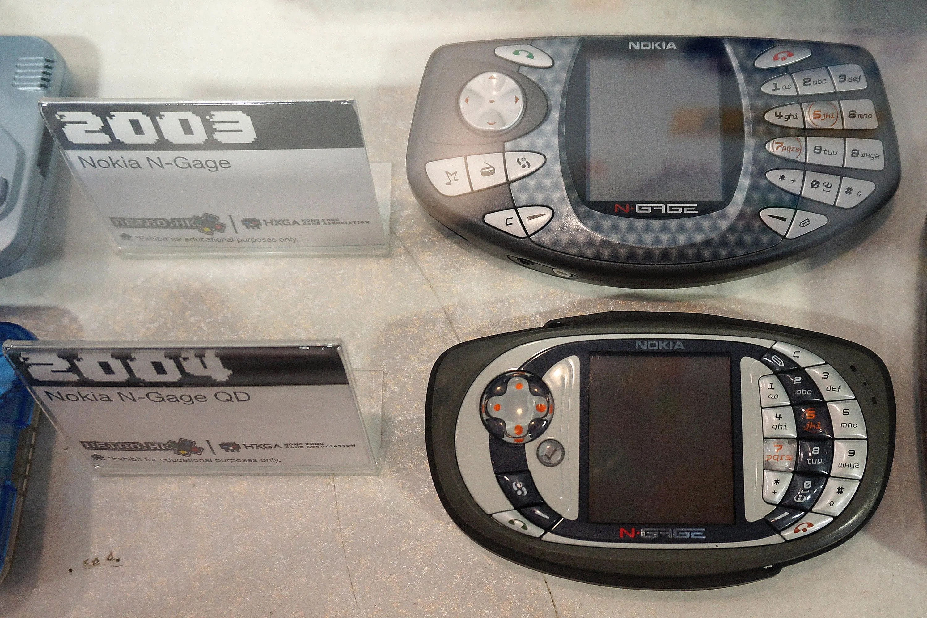 Hai mẫu máy Nokia N-Gage và N-Gage QD, đại diện cho nỗ lực thất bại của Nokia trong việc kết hợp điện thoại và console game
