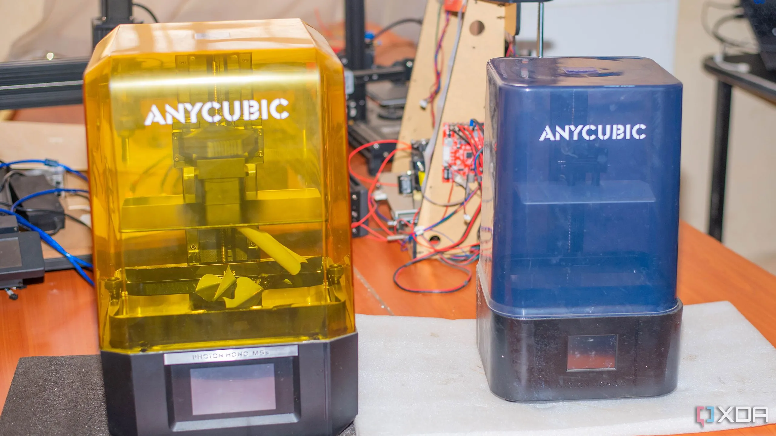 Hai máy in 3D Anycubic trên bàn làm việc trong phòng thí nghiệm tại nhà