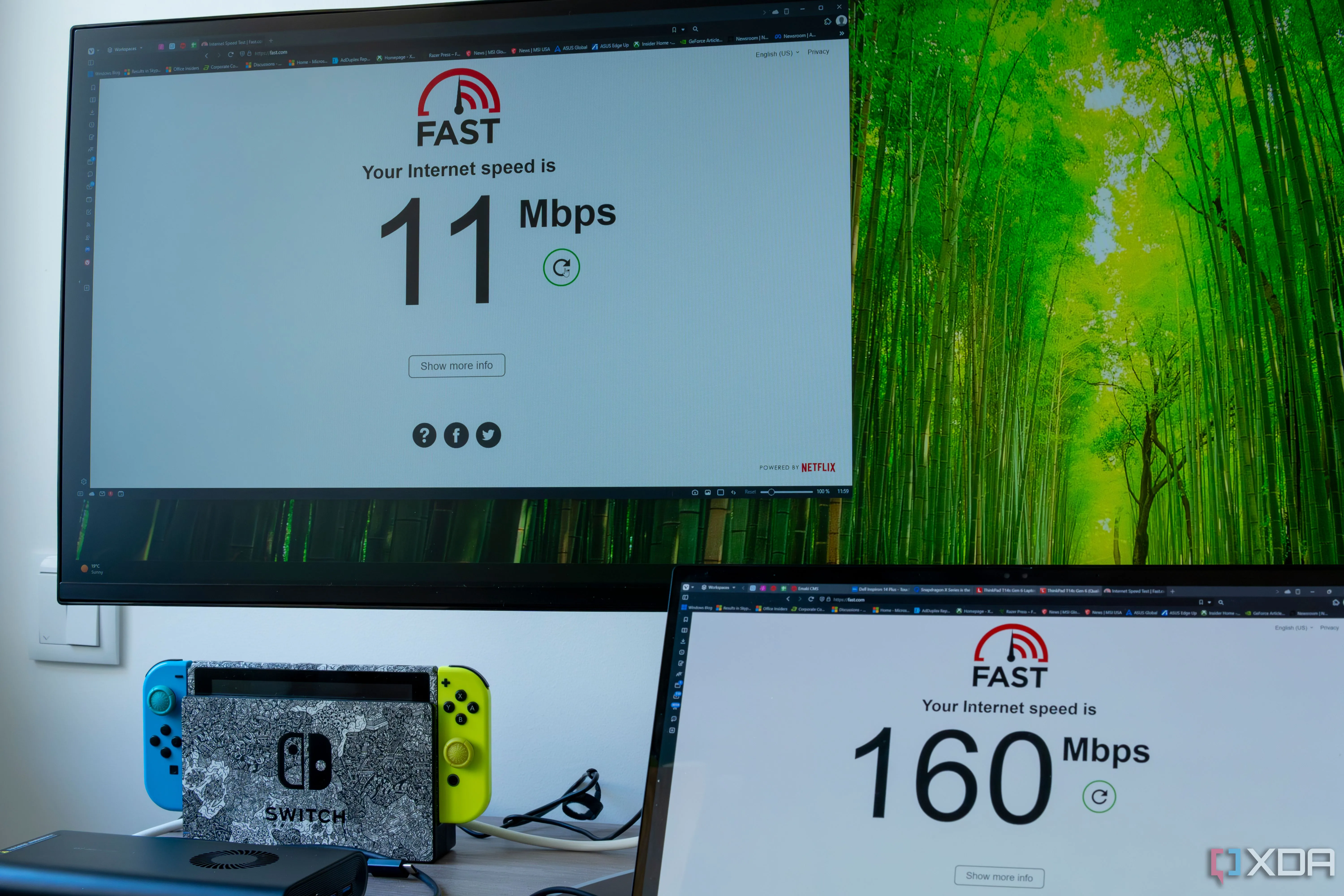Hai máy tính chạy kiểm tra tốc độ fast.com, một đạt 11Mbps và một đạt 160Mbps