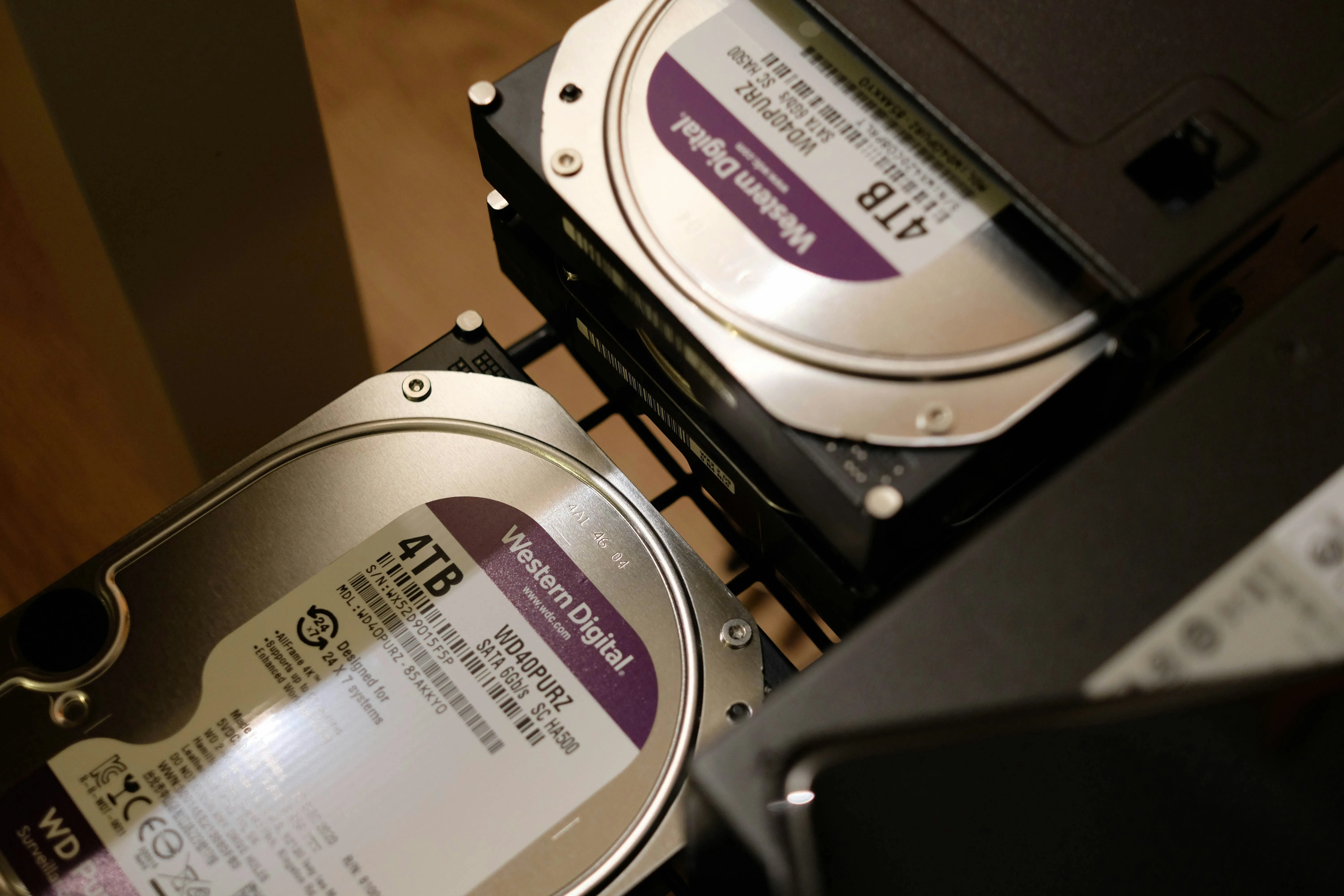Hai ổ cứng HDD với các nhãn thông tin sản phẩm và số serial rõ ràng