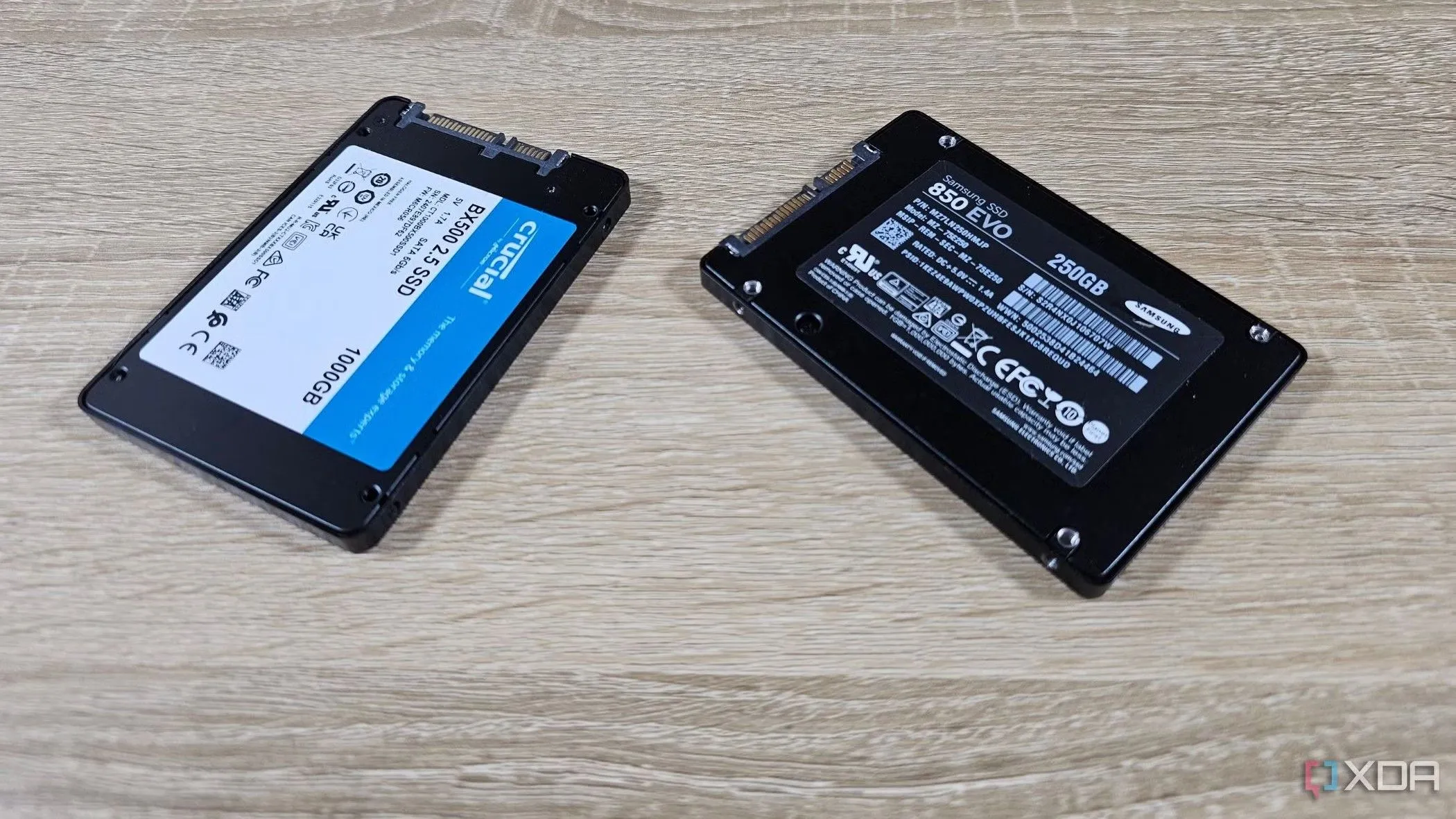 Hai ổ cứng SSD Crucial và Samsung đặt cạnh nhau trên bàn, minh họa sự đa dạng của các lựa chọn SSD trên thị trường.