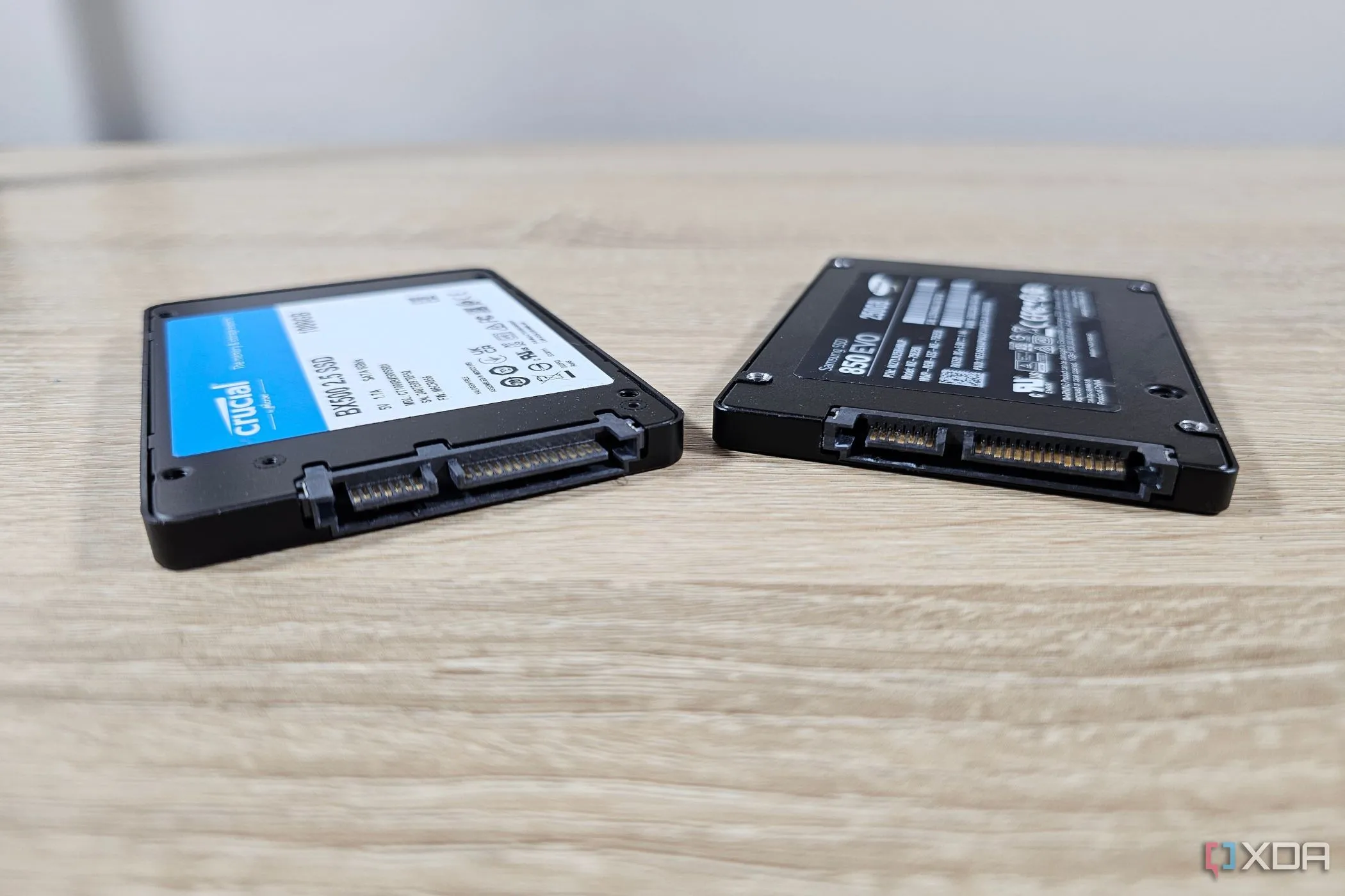 Hai ổ cứng SSD của Samsung và Crucial đặt cạnh nhau trên bàn, thể hiện thiết kế không bộ phận chuyển động, góp phần tạo nên hoạt động im lặng của SSD.