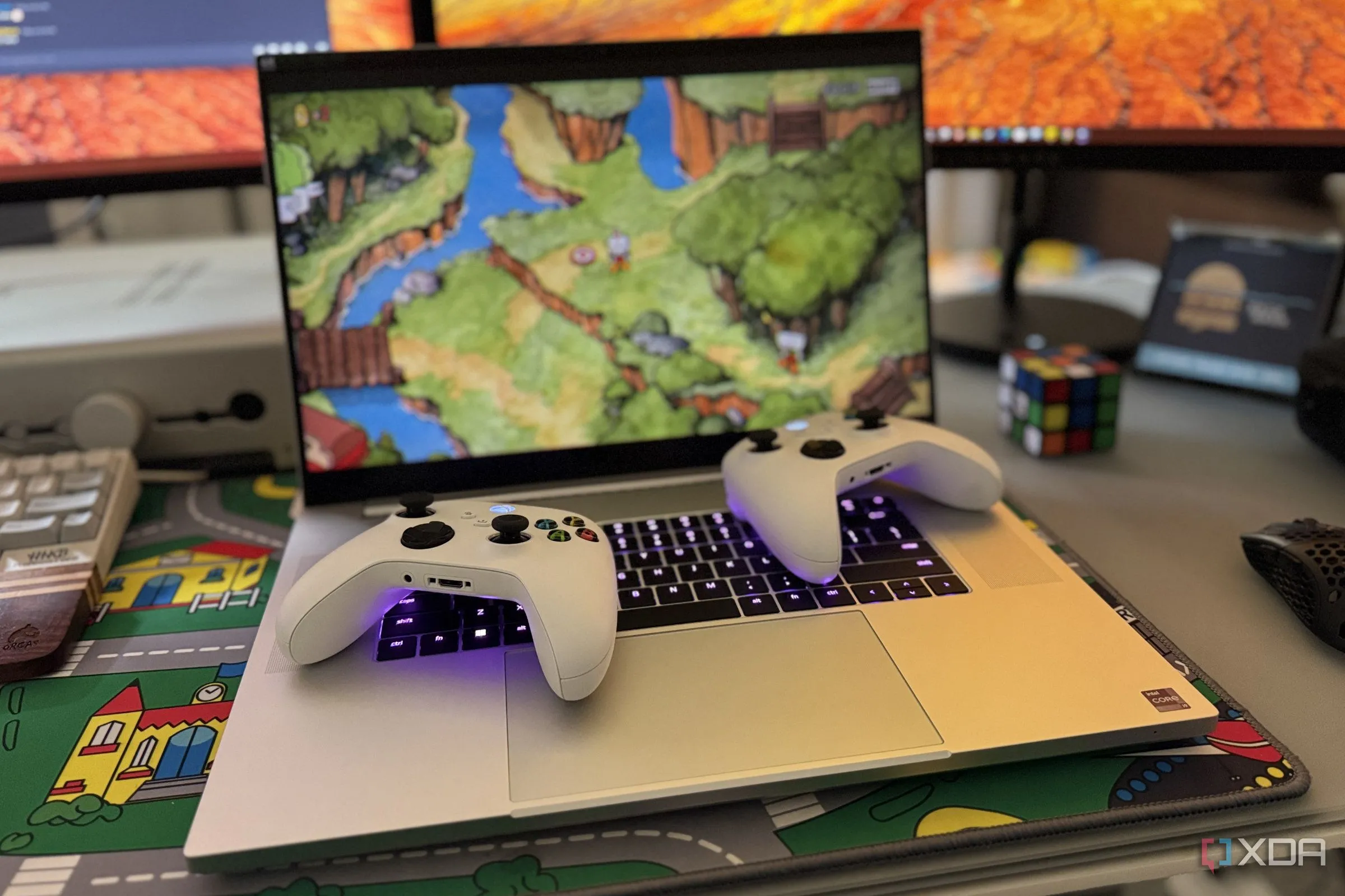 Hai tay cầm Xbox trên laptop Razer Blade 18 đang chạy game Cuphead, minh họa trải nghiệm gaming trên laptop hiệu năng cao.