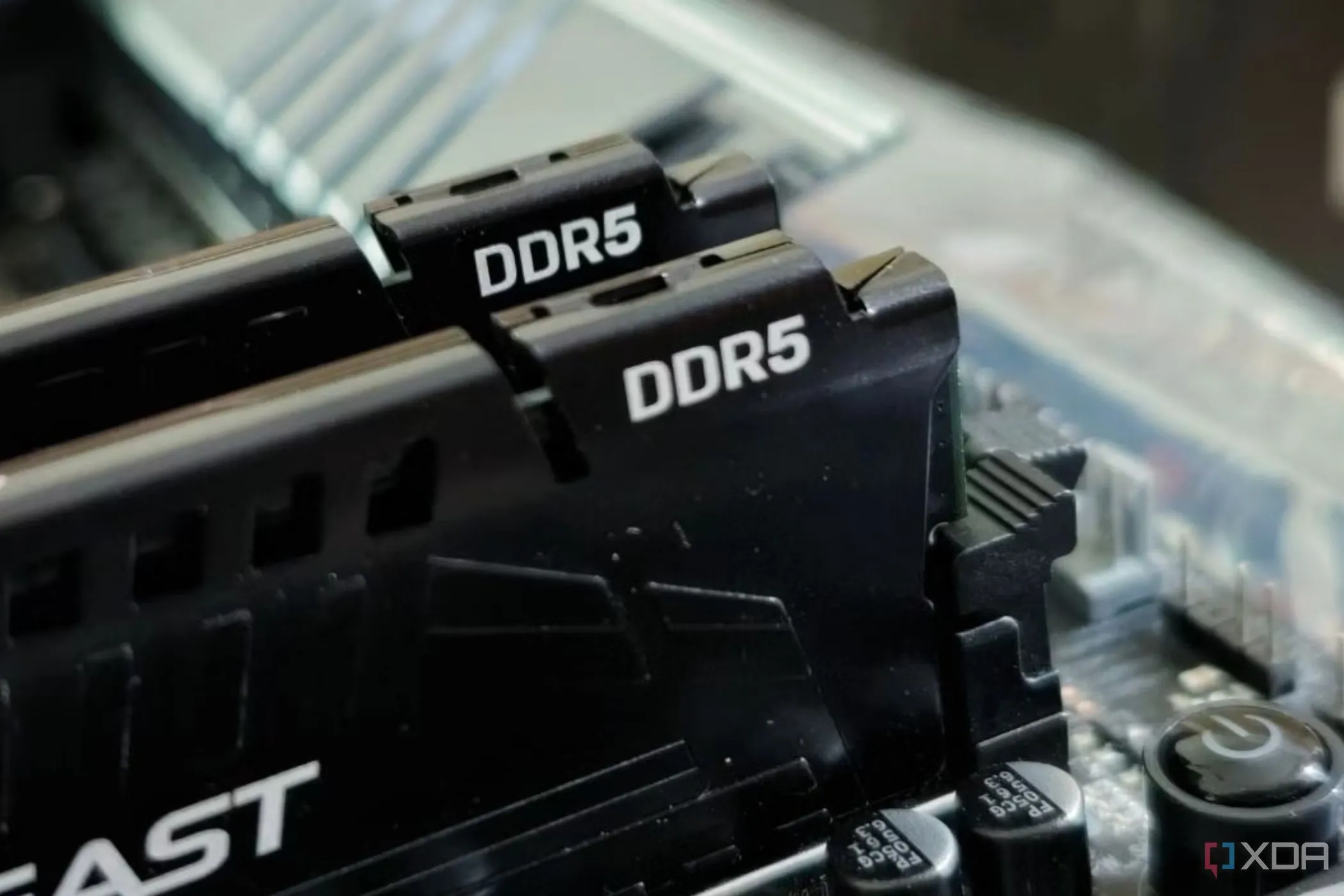 Hai thanh RAM DDR5 được gắn trên bo mạch chủ, biểu tượng của công nghệ bộ nhớ mới