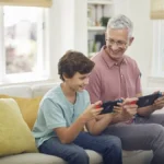 Hai thế hệ cùng chơi game trên Nintendo Switch, thể hiện tính thân thiện với gia đình của console này.