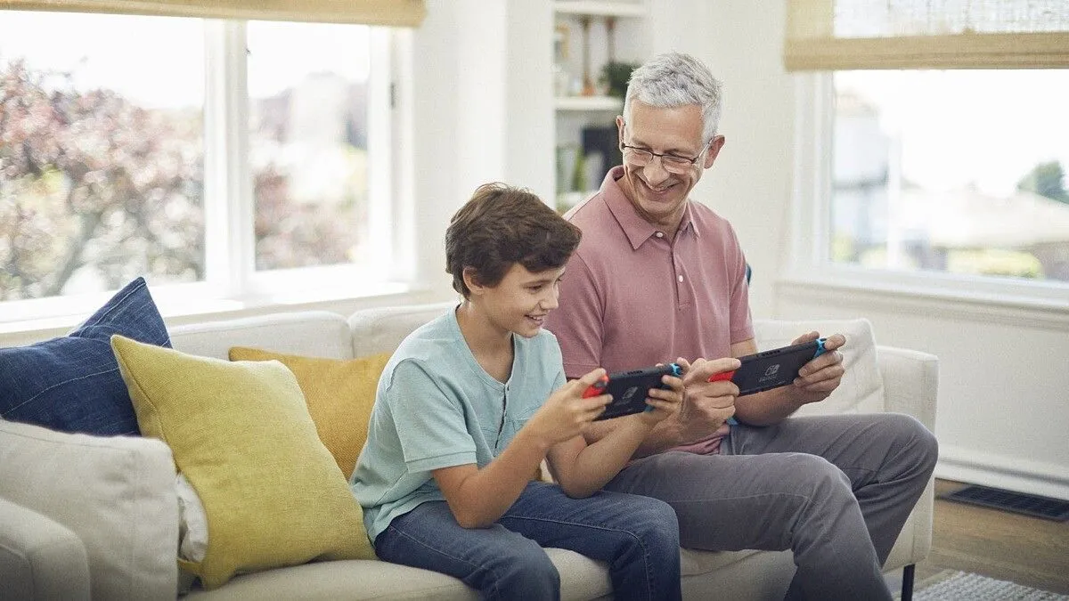 Hai thế hệ cùng chơi game trên Nintendo Switch, thể hiện tính thân thiện với gia đình của console này.