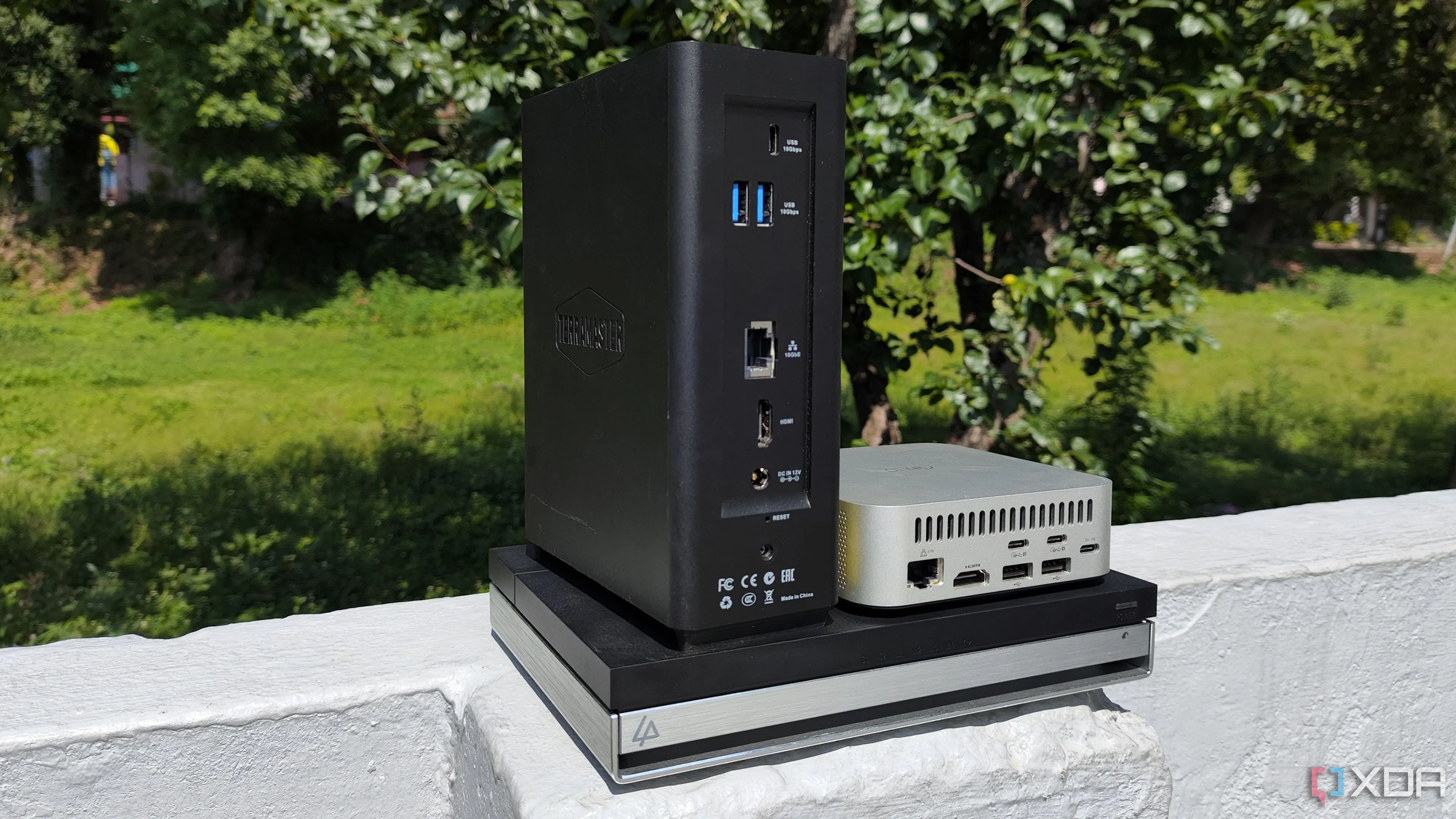 Hai thiết bị NAS sử dụng hoàn toàn ổ cứng SSD, thể hiện khả năng lưu trữ tốc độ cao cần mạng 10GbE cho các phòng lab chuyên nghiệp.
