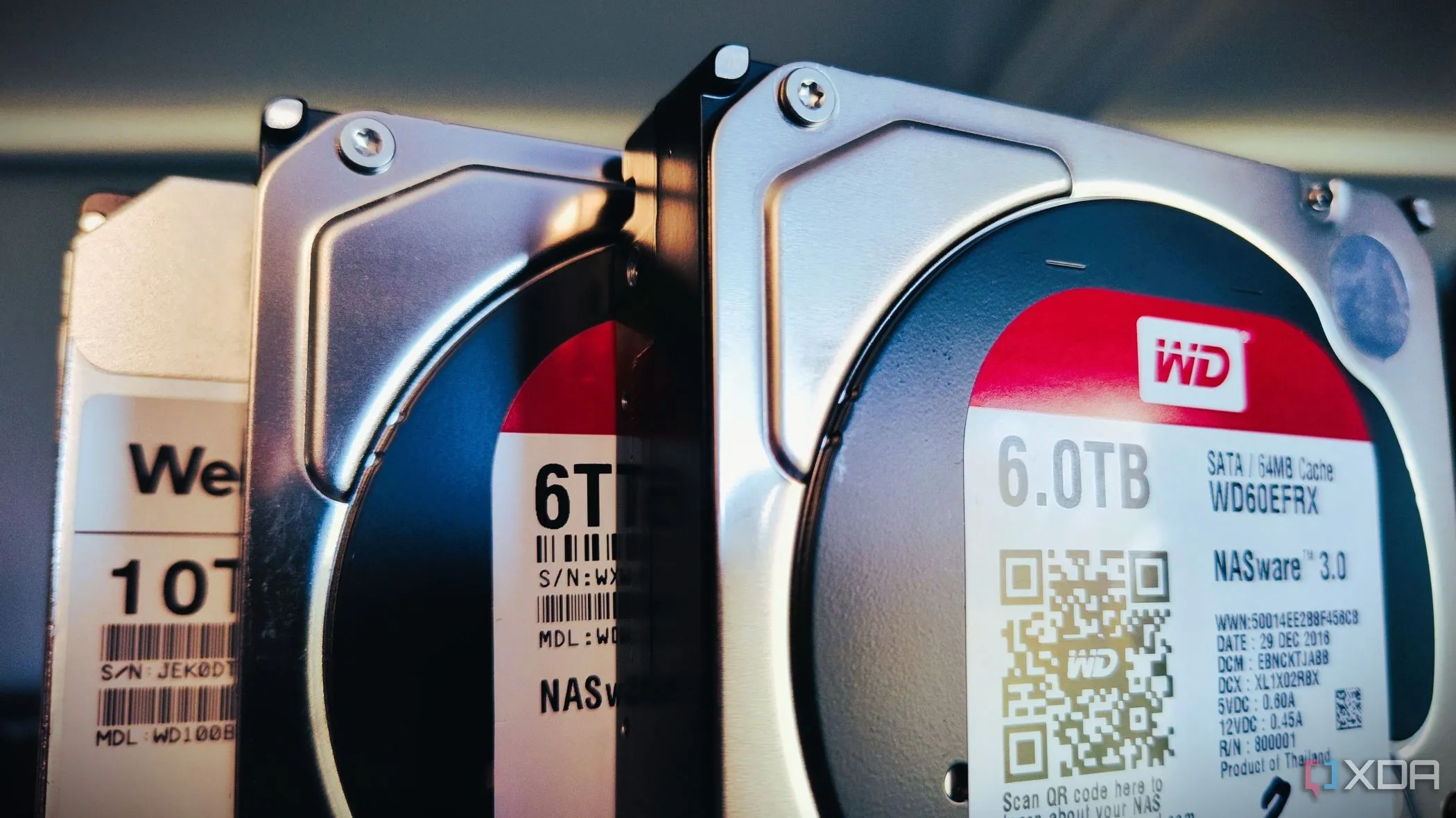 Hàng loạt ổ cứng Western Digital Red (WD Red) chuyên dụng cho NAS, nhấn mạnh tầm quan trọng của việc bảo vệ dữ liệu trên cả HDD và SSD bằng RAID hoặc các giải pháp tương đương