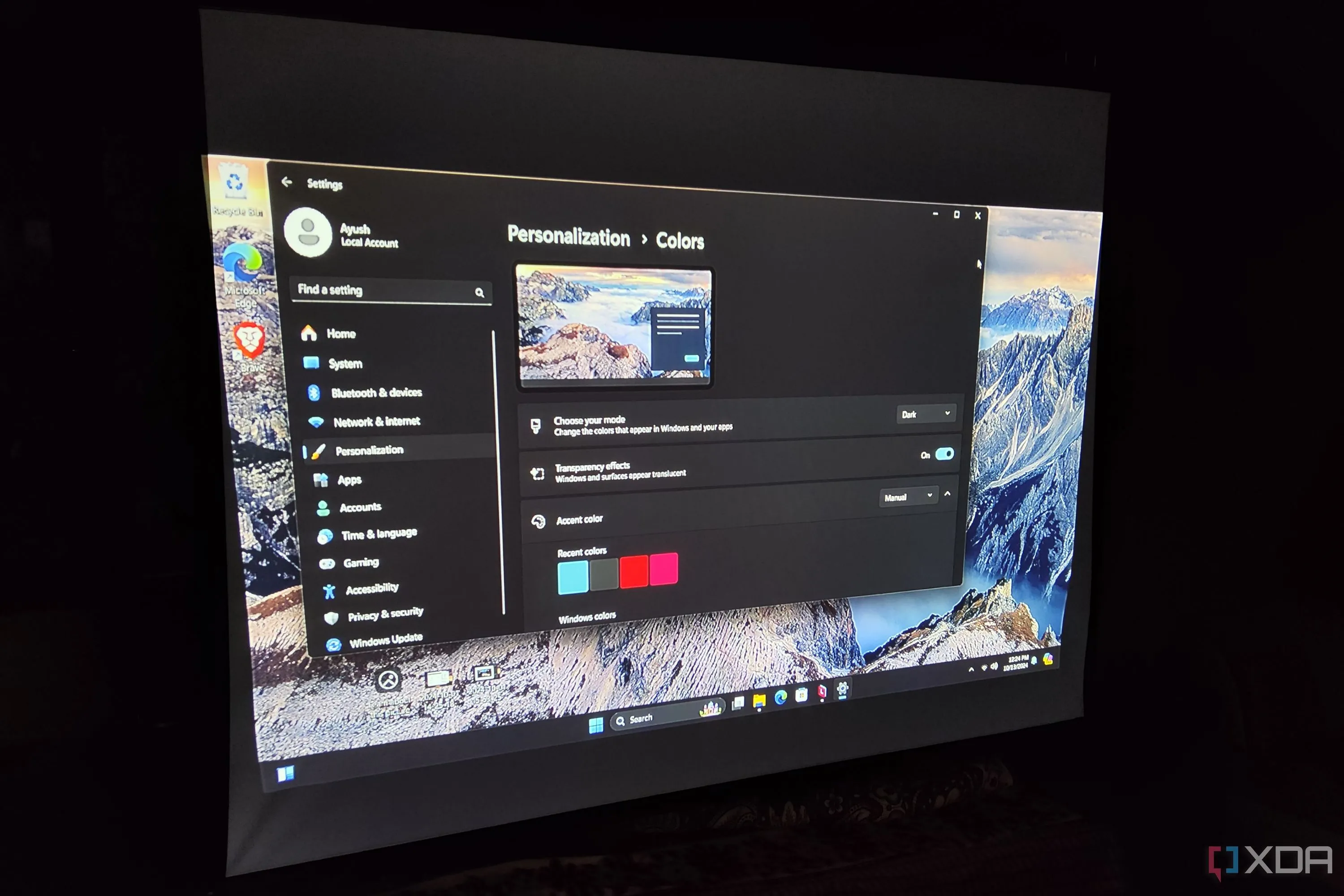 Hệ điều hành Windows 11 chạy trên máy chiếu Yaber K3, minh họa khả năng cài đặt trên thiết bị không hỗ trợ