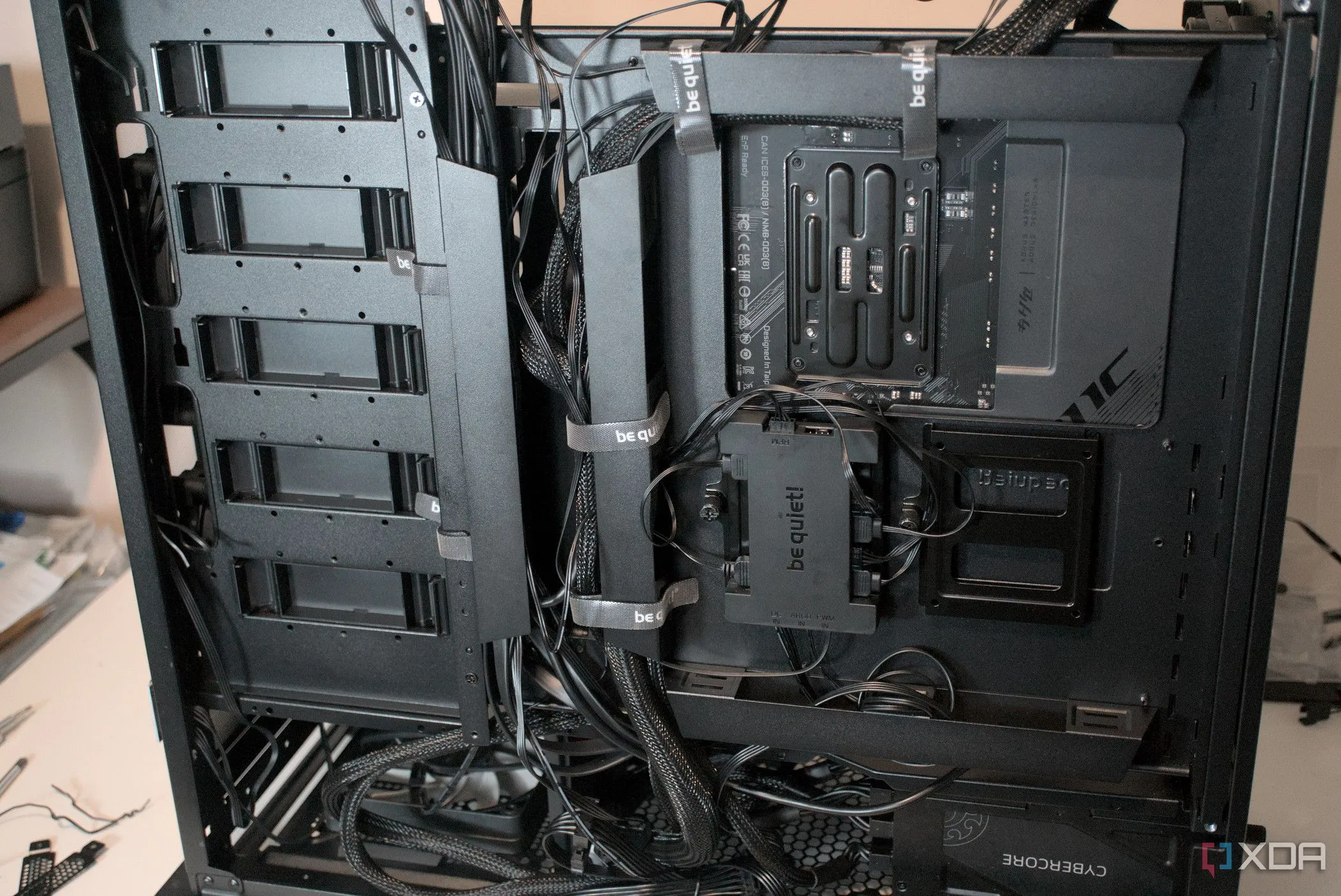 Hệ thống đi dây cáp gọn gàng bên trong case be quiet! Dark Base Pro 901, phía sau khay mainboard