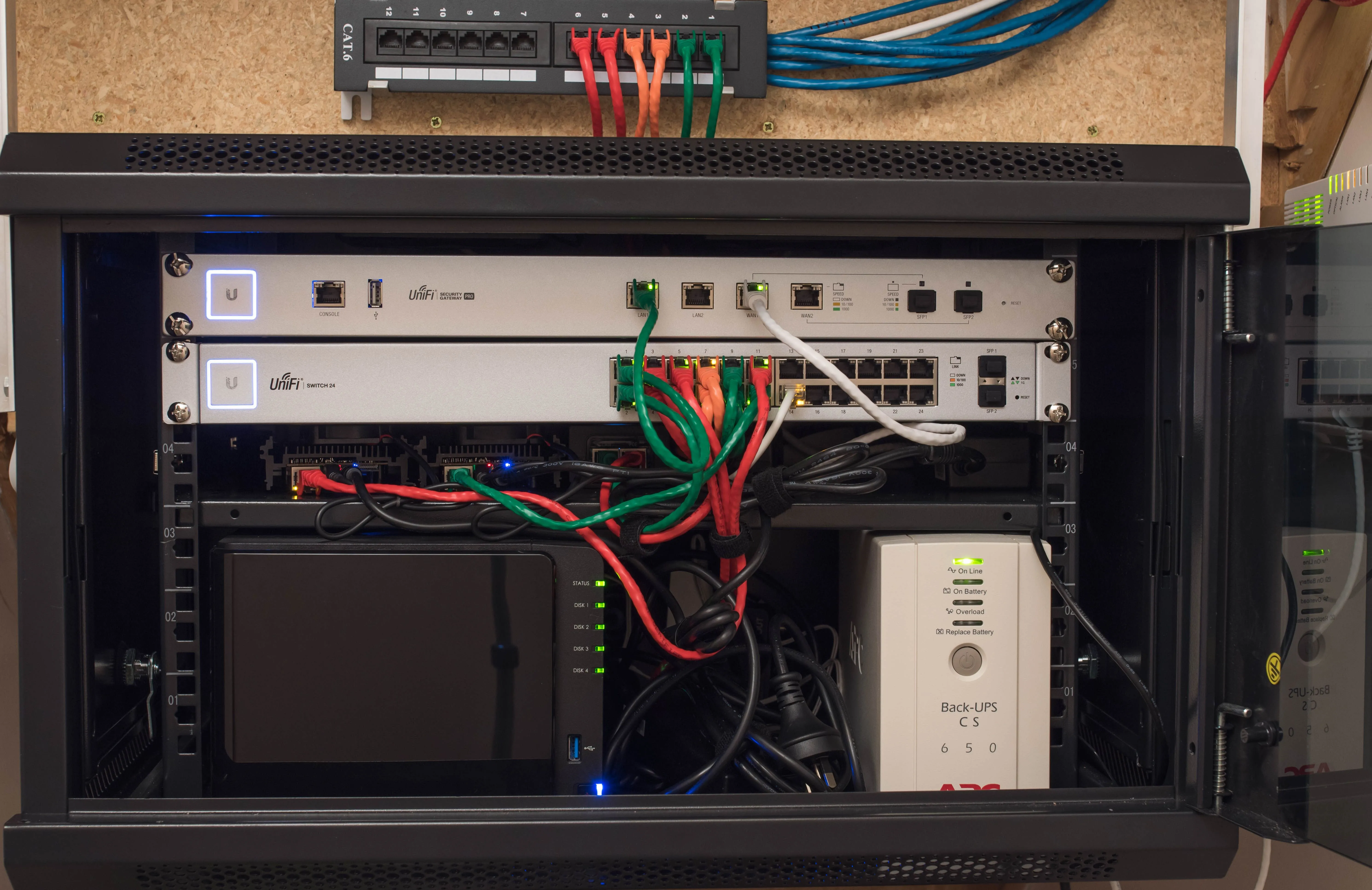 Hệ thống home lab nhỏ gọn trong tủ rack, minh họa các thiết bị công nghệ tự host