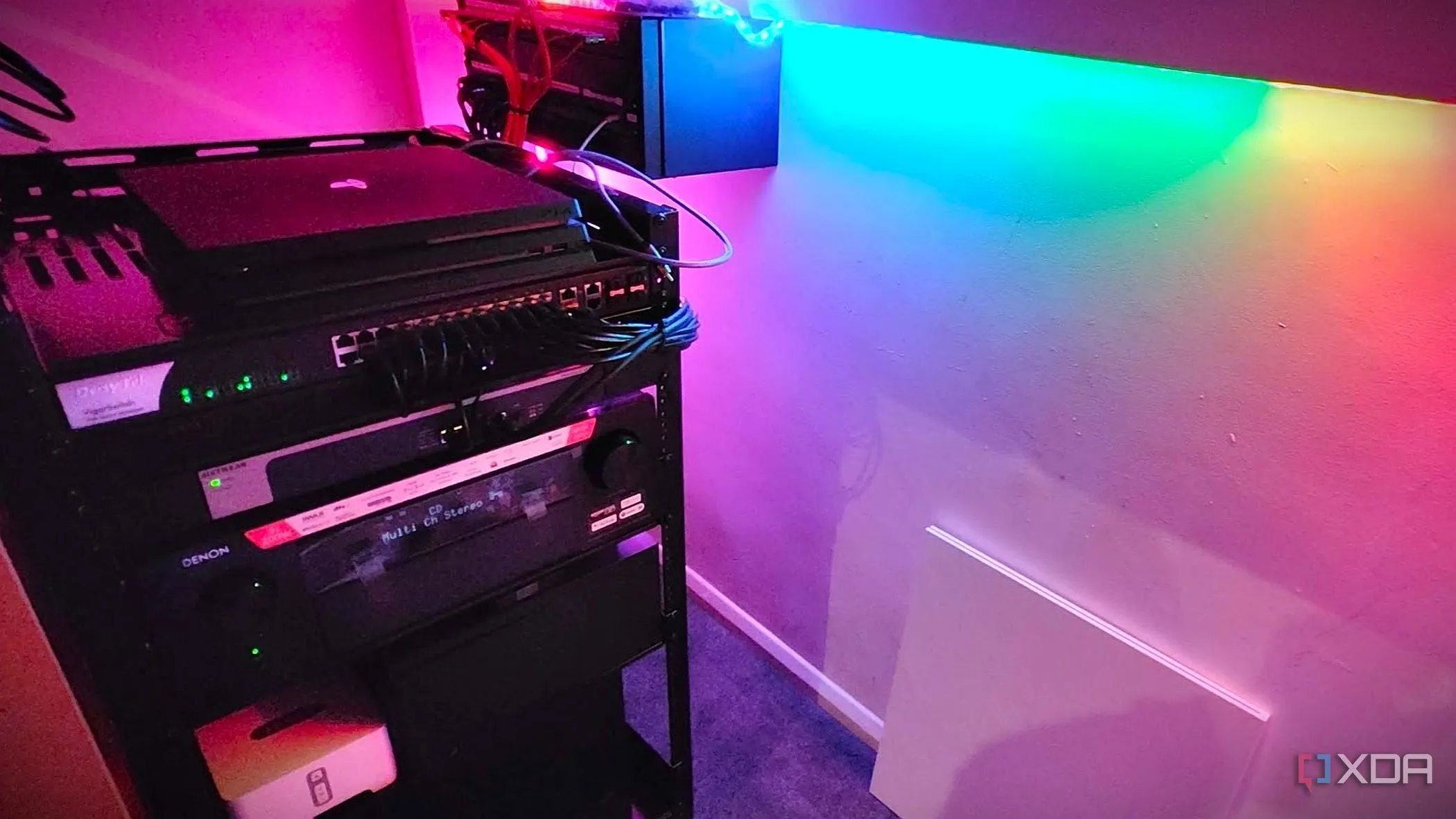 Hệ thống mạng rack với kết nối 10GbE và đèn RGB