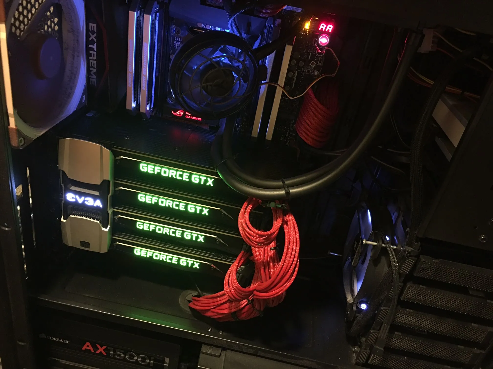 Hệ thống máy tính với nhiều card đồ họa NVIDIA GTX Titan chạy cấu hình SLI