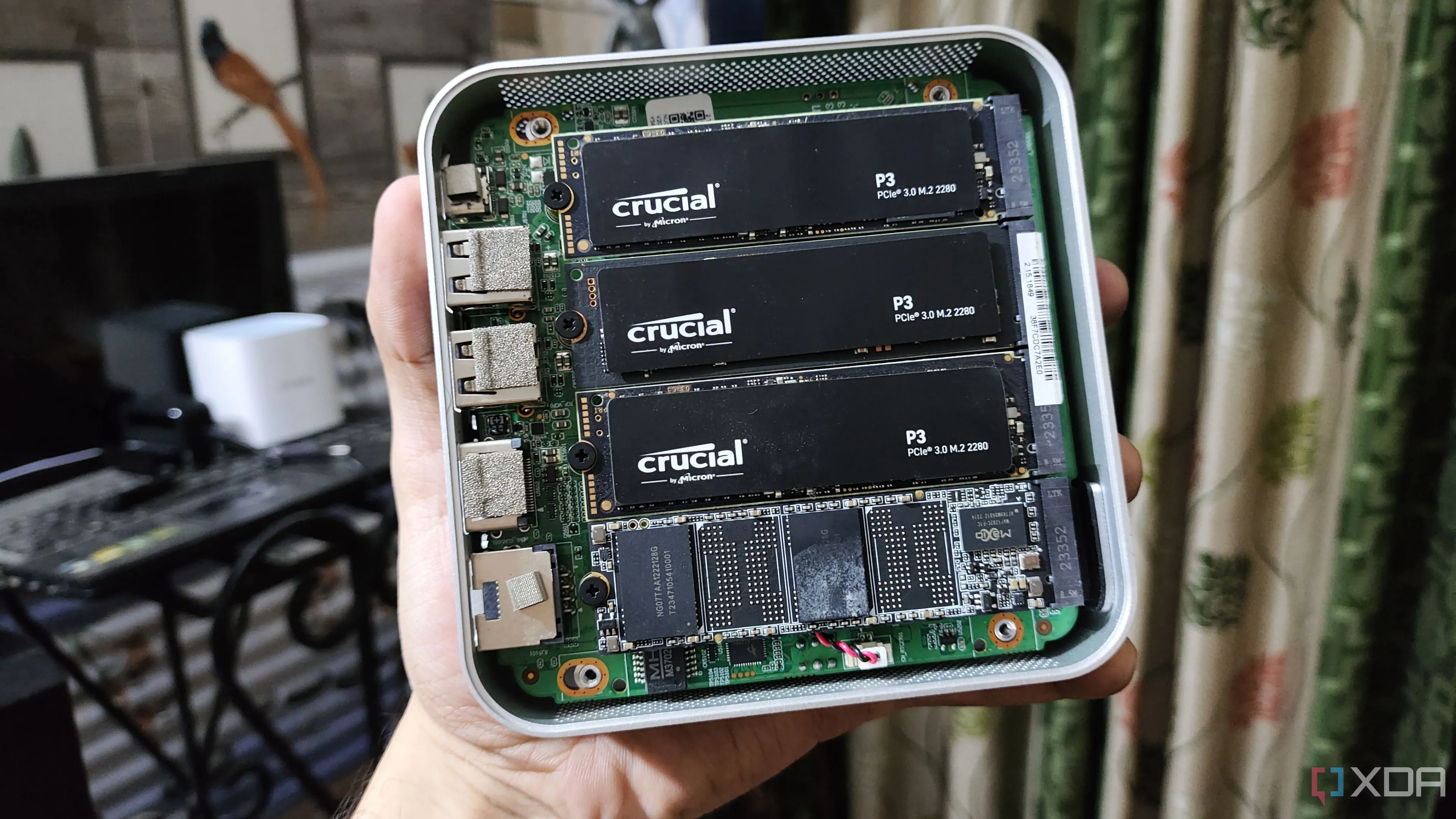 Hệ thống NAS Aiffro với bốn ổ SSD được lắp đặt, minh họa cấu hình RAID cho lưu trữ hiệu suất cao và dự phòng dữ liệu