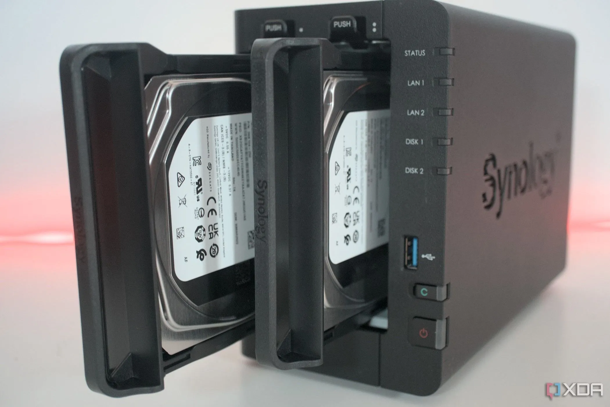 Hệ thống NAS Synology D224+ với hai ổ đĩa cứng, minh họa giải pháp sao lưu dữ liệu hiệu quả