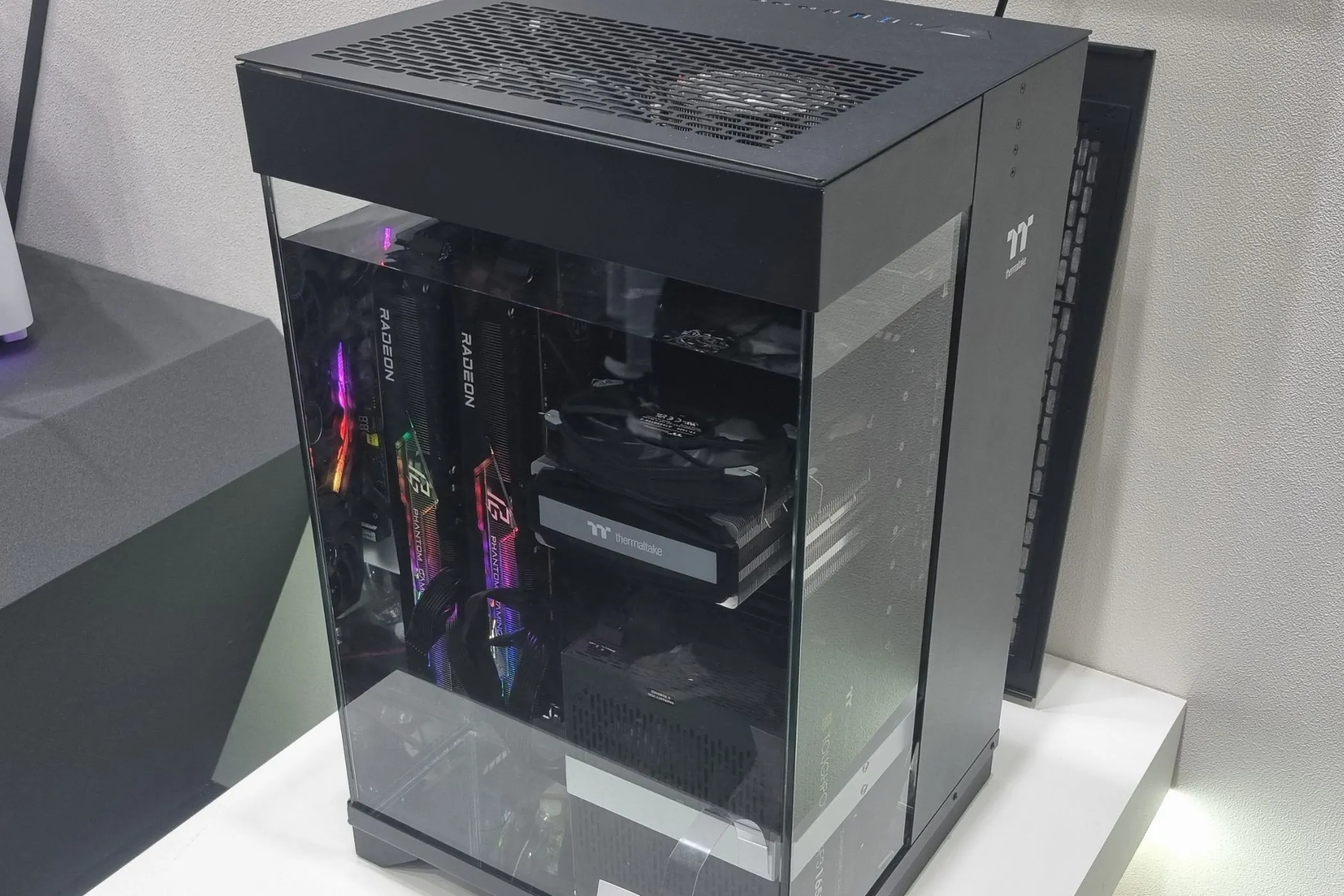 Hệ thống PC của Intel và ASRock được ngâm hoàn toàn trong bể dầu khoáng, phương pháp tản nhiệt độc đáo