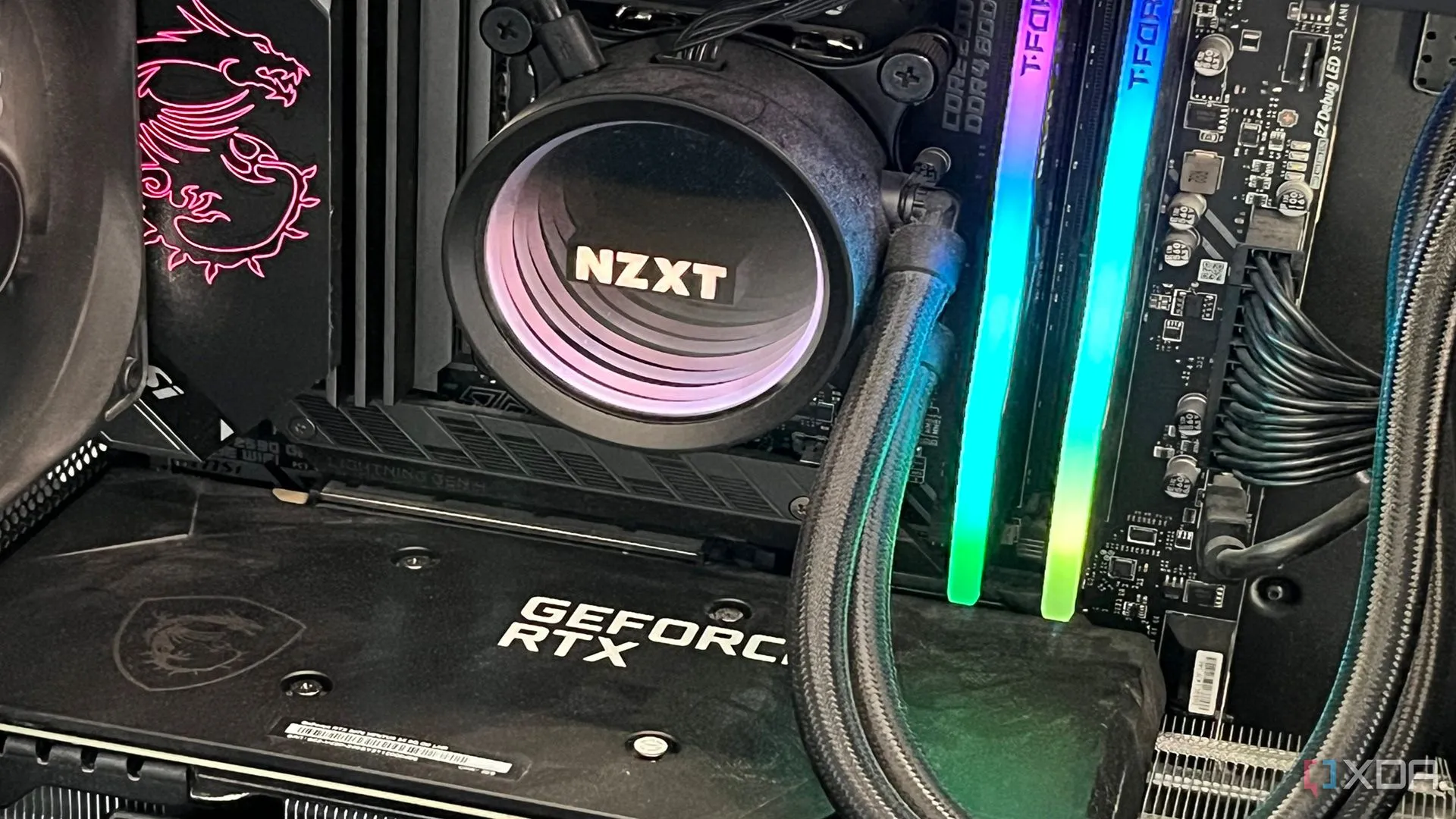 Hệ thống PC với tản nhiệt khí và logo NZXT