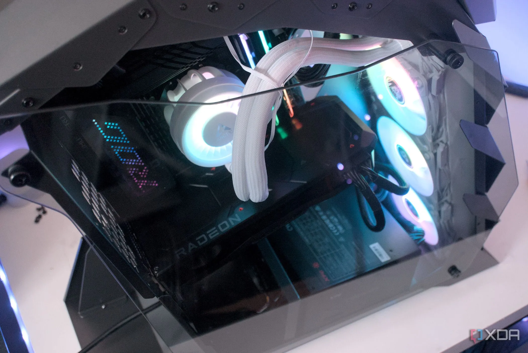 Hệ thống PC với tản nhiệt khí Vetroo K1 Pangolin qua mặt kính, cho thấy hiệu quả và thẩm mỹ của tản nhiệt khí hiện đại.