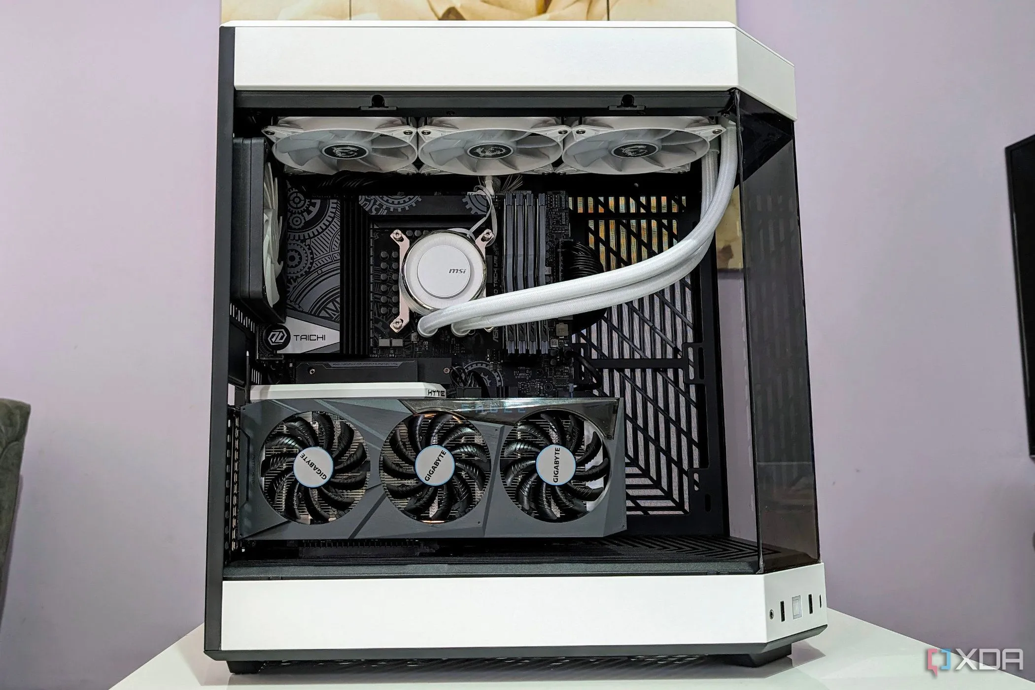 Hệ thống PC với vỏ case trắng và tản nhiệt nước AIO trắng, minh họa PC được đi dây gọn gàng