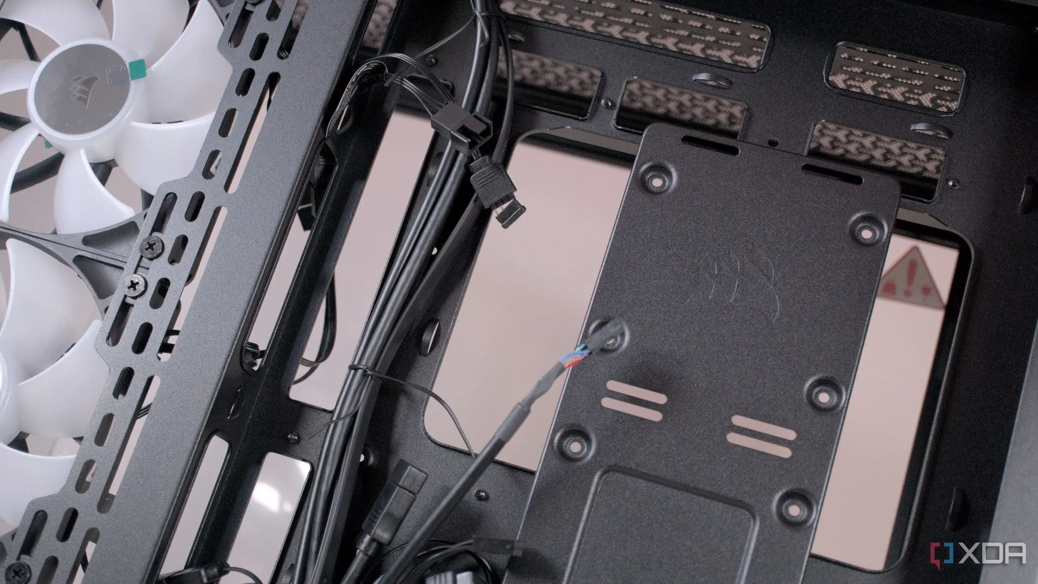 Hệ thống quản lý cáp bên trong vỏ case Corsair 3500X ARGB