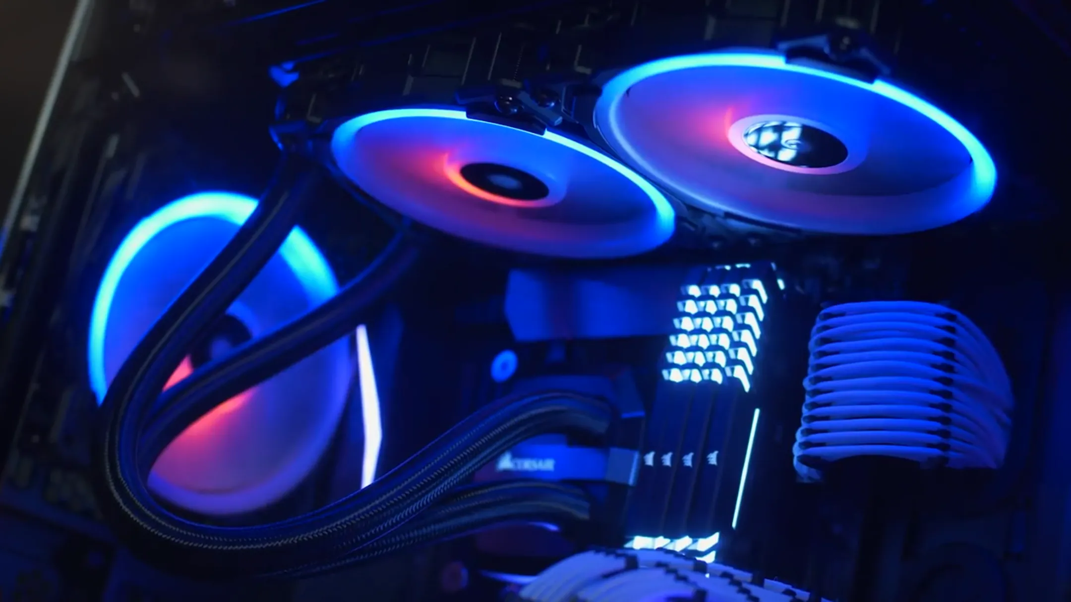 Hệ thống quạt Corsair LL120 RGB bên trong vỏ case máy tính, minh họa cho tầm quan trọng của luồng khí tối ưu khi lắp ráp PC.