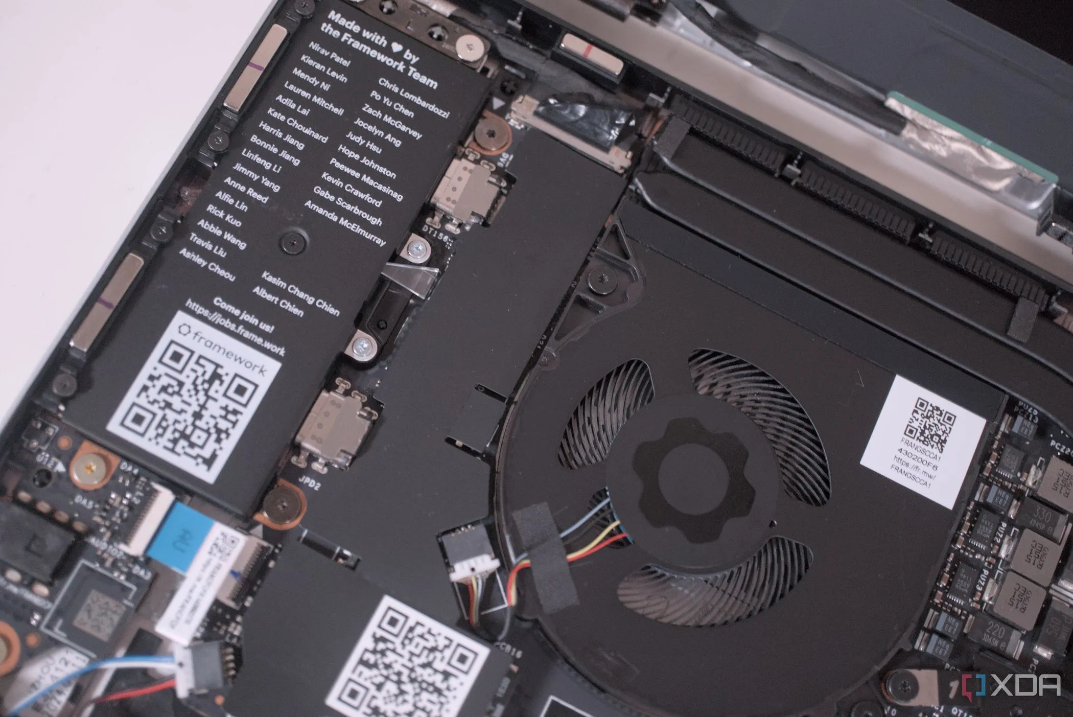 Hệ thống tản nhiệt bên trong laptop Framework 13 AMD, minh họa cho hoạt động của quạt
