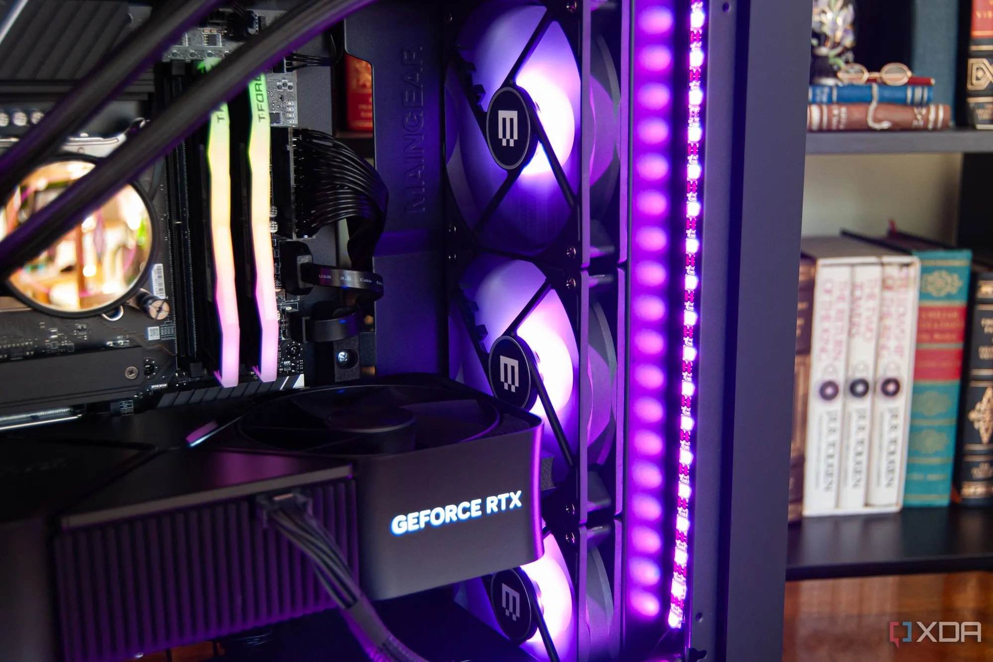 Hệ thống tản nhiệt nước AIO của Maingear MG-1, biểu tượng cho sự phức tạp trong việc quản lý nhiệt độ phần cứng PC của game thủ hiện đại